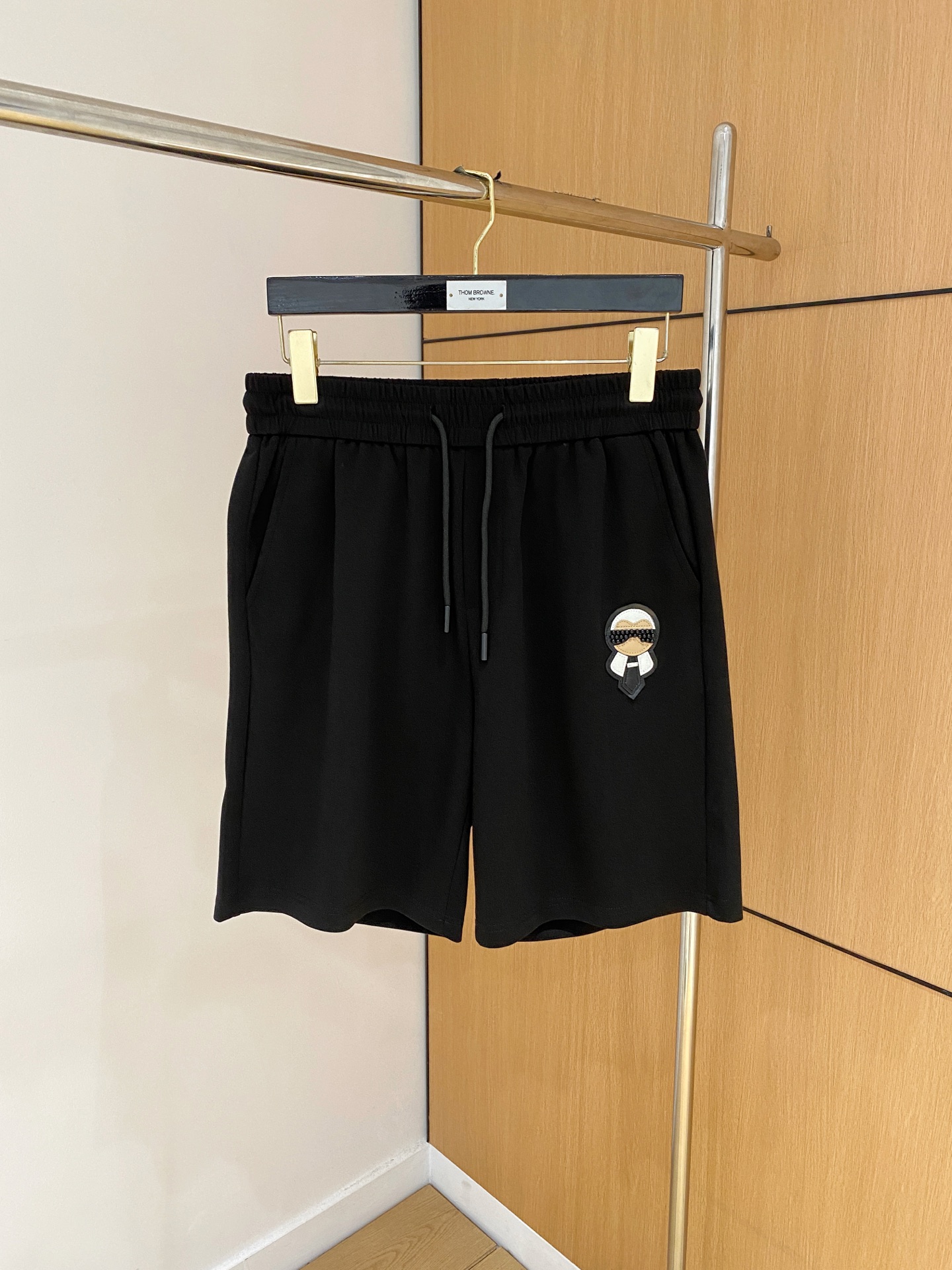 NO:840917,Fendi 2026 spring and summer new men's casual shorts. High-end goods, simple, fashionable and elegant. Customized original imported fabrics. Simple, neat and refreshing. Quality workmanship details can withstand any form of inspection. Simple and elegant, versatile style. Elegant and handsome upper body, brand new sense of sight!  The appearance is incomparable, the details are in place, and the upper body is not picky!  Size M-3xL,,fendi,shorts,19860909芬迪 2026春夏新款男士休闲短裤 高端货简洁时尚大方 定制原版进口面料 简洁利落又清爽 品质做工细节经得起任何形式检验简约大方百搭款 上身优雅帅气,焕然一新的即视感！品相无敌,细节都很到位,上身不挑人！ 码数M-3xL,,fendi,shorts,,Men's clothing