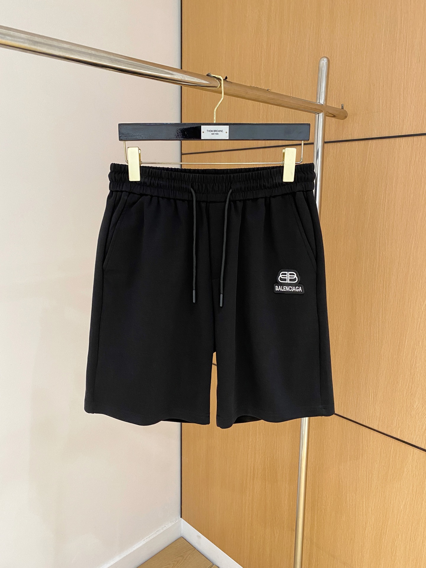 NO:840931,Balenciaga 2026 spring and summer new men's casual shorts. High-end goods, simple, fashionable and elegant. Customized original imported fabrics. Simple, neat and refreshing. Quality workmanship details can withstand any form of inspection. Simple and elegant, versatile style. The upper body is elegant and handsome, giving you a brand new sense of sight!  The appearance is incomparable, the details are in place, and the upper body is not picky!  Size M-3xL,,balenciaga,shorts,19860909巴黎世家 2026春夏新款男士休闲短裤 高端货简洁时尚大方 定制原版进口面料 简洁利落又清爽 品质做工细节经得起任何形式检验简约大方百搭款 上身优雅帅气,焕然一新的即视感！品相无敌,细节都很到位,上身不挑人！ 码数M-3xL,,balenciaga,shorts,,Men's clothing