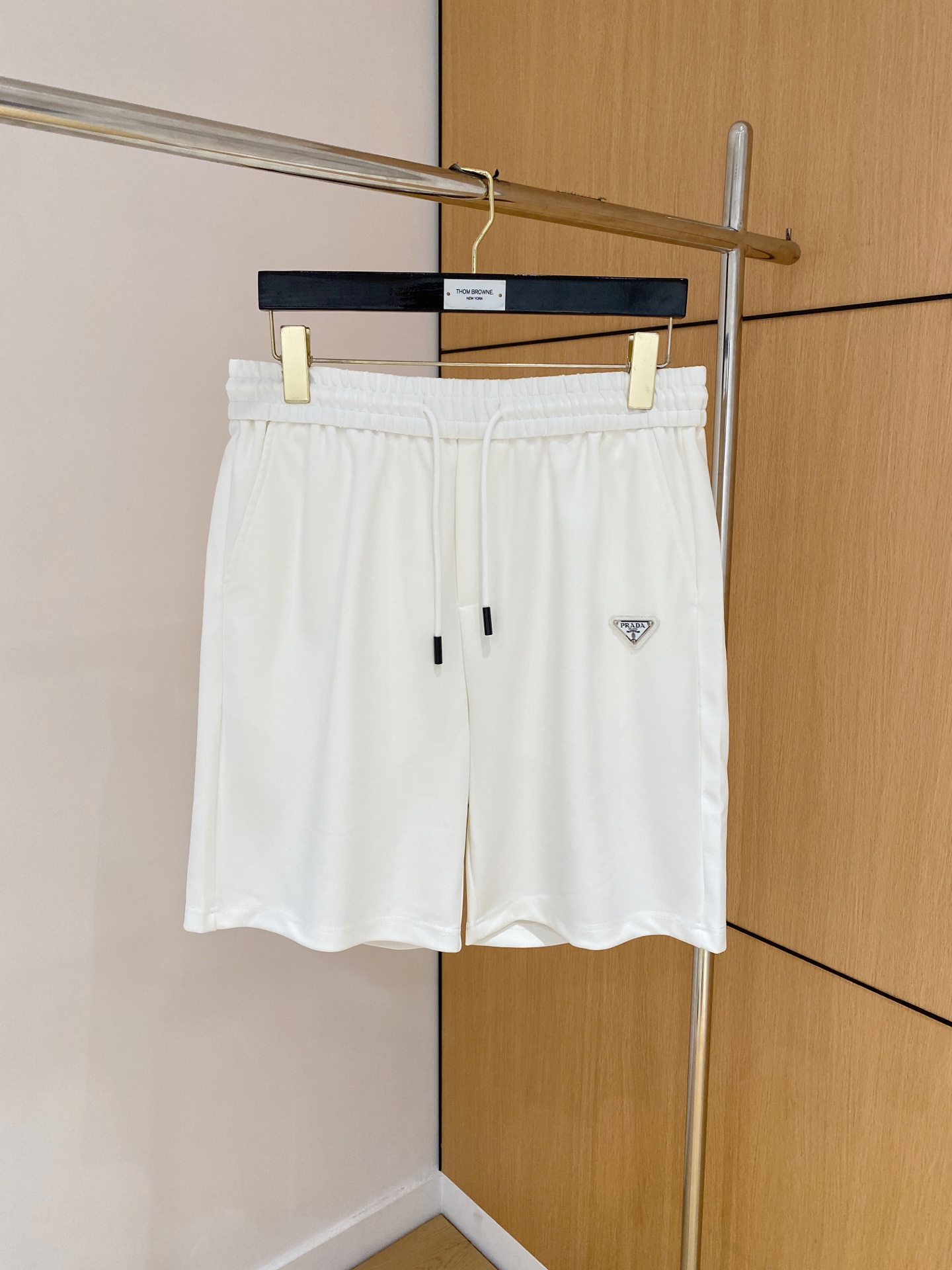 NO:840897,Prada's 2026 spring and summer new men's casual shorts are high-end products that are simple, fashionable and elegant. Customized original imported fabrics are simple, neat and refreshing. The quality workmanship details can withstand any form of inspection. Simple and elegant, versatile style. The upper body is elegant and handsome, giving you a brand new sense of sight!  The appearance is incomparable, the details are in place, and the upper body is not picky!  Size M-3xL,,prada,shorts,19860909普拉达 2026春夏新款男士休闲短裤 高端货简洁时尚大方 定制原版进口面料 简洁利落又清爽 品质做工细节经得起任何形式检验简约大方百搭款 上身优雅帅气,焕然一新的即视感！品相无敌,细节都很到位,上身不挑人！ 码数M-3xL,,prada,shorts,,Men's clothing
