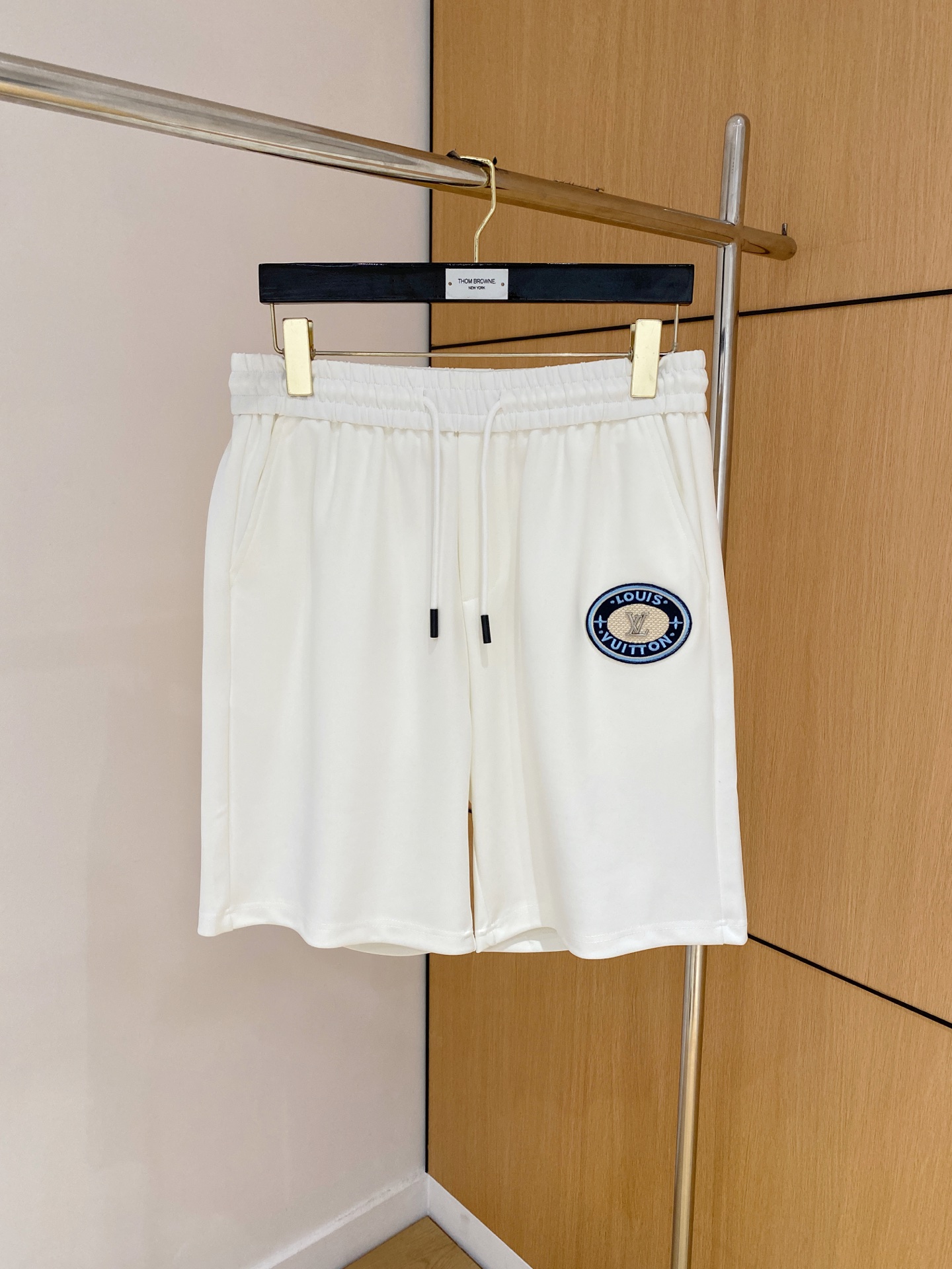 NO:840950,Lv 2026 spring and summer new men's casual shorts. High-end goods, simple, fashionable and elegant. Customized original imported fabrics. Simple, neat and refreshing. Quality workmanship details can withstand any form of inspection. Simple and generous, versatile style. Elegant and handsome upper body, brand new sense of sight!  The appearance is incomparable, the details are in place, and the upper body is not picky!  Size M-3xL,,louis vuitton,shorts,19860909Lv 2026春夏新款男士休闲短裤 高端货简洁时尚大方 定制原版进口面料 简洁利落又清爽 品质做工细节经得起任何形式检验简约大方百搭款 上身优雅帅气,焕然一新的即视感！品相无敌,细节都很到位,上身不挑人！ 码数M-3xL,,louis vuitton,shorts,,Men's clothing