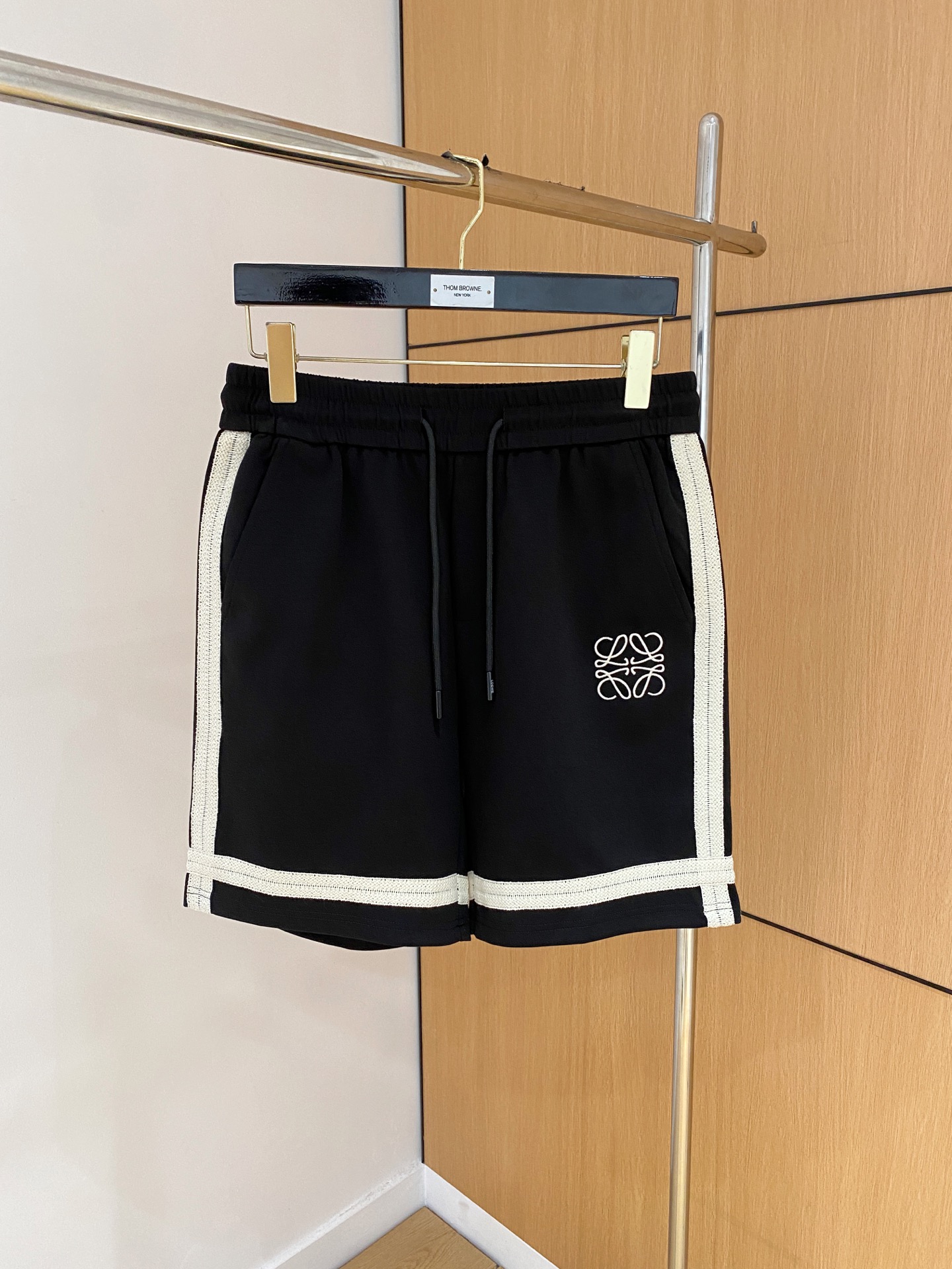 NO:840907,Loewe's 2026 spring and summer new men's casual shorts are high-end products that are simple, fashionable and elegant. Customized original imported fabrics are simple, neat and refreshing. The quality workmanship details can withstand any form of inspection. Simple and elegant, versatile style. The upper body is elegant and handsome, giving you a brand new sense of sight!  The appearance is incomparable, the details are in place, and the upper body is not picky!  Size M-3xL,,loewe,shorts,19860909罗意威 2026春夏新款男士休闲短裤 高端货简洁时尚大方 定制原版进口面料 简洁利落又清爽 品质做工细节经得起任何形式检验简约大方百搭款 上身优雅帅气,焕然一新的即视感！品相无敌,细节都很到位,上身不挑人！ 码数M-3xL,,loewe,shorts,,Men's clothing