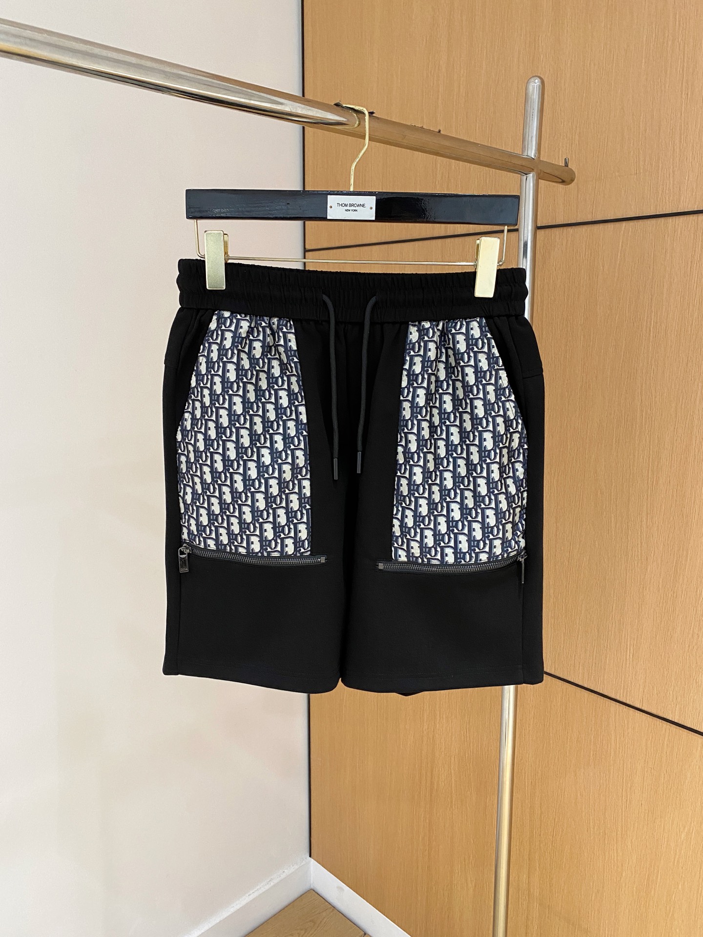 NO:840934,Dior's new 2026 spring and summer men's casual shorts are high-end products that are simple, fashionable and elegant. Customized original imported fabrics are simple, neat and refreshing. The quality workmanship details can withstand any form of inspection. Simple and generous, versatile style. The upper body is elegant and handsome, giving you a brand new sense of sight!  The appearance is incomparable, the details are in place, and the upper body is not picky!  Size M-3xL,,dior,shorts,19860909迪奥 2026春夏新款男士休闲短裤 高端货简洁时尚大方 定制原版进口面料 简洁利落又清爽 品质做工细节经得起任何形式检验简约大方百搭款 上身优雅帅气,焕然一新的即视感！品相无敌,细节都很到位,上身不挑人！ 码数M-3xL,,dior,shorts,,Men's clothing