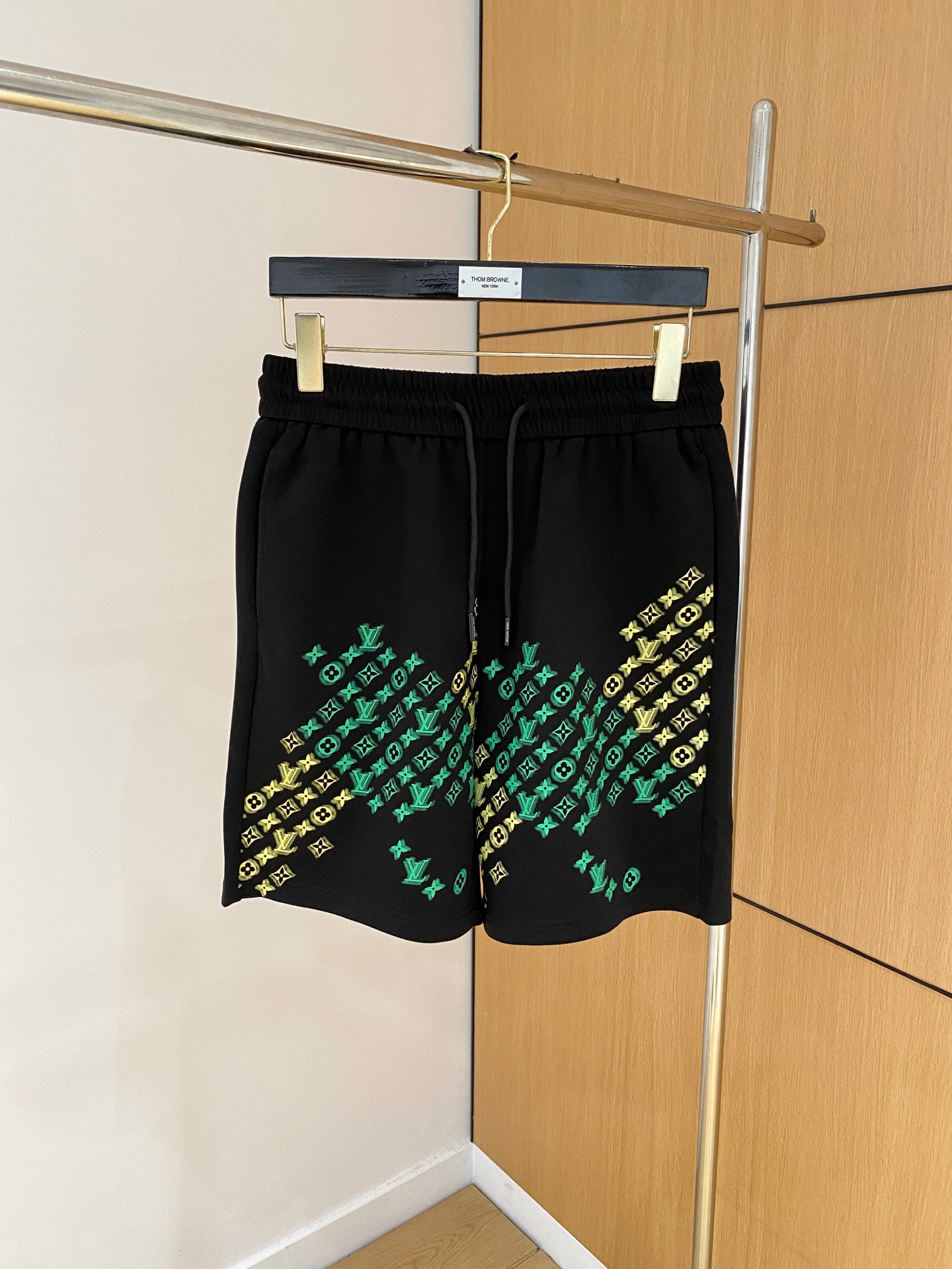 NO:840948,Lv 2026 spring and summer new men's casual shorts. High-end goods, simple, fashionable and elegant. Customized original imported fabrics. Simple, neat and refreshing. Quality workmanship details can withstand any form of inspection. Simple and generous, versatile style. Elegant and handsome upper body, brand new sense of sight!  The appearance is incomparable, the details are in place, and the upper body is not picky!  Size M-3xL,,louis vuitton,shorts,19860909Lv 2026春夏新款男士休闲短裤 高端货简洁时尚大方 定制原版进口面料 简洁利落又清爽 品质做工细节经得起任何形式检验简约大方百搭款 上身优雅帅气,焕然一新的即视感！品相无敌,细节都很到位,上身不挑人！ 码数M-3xL,,louis vuitton,shorts,,Men's clothing