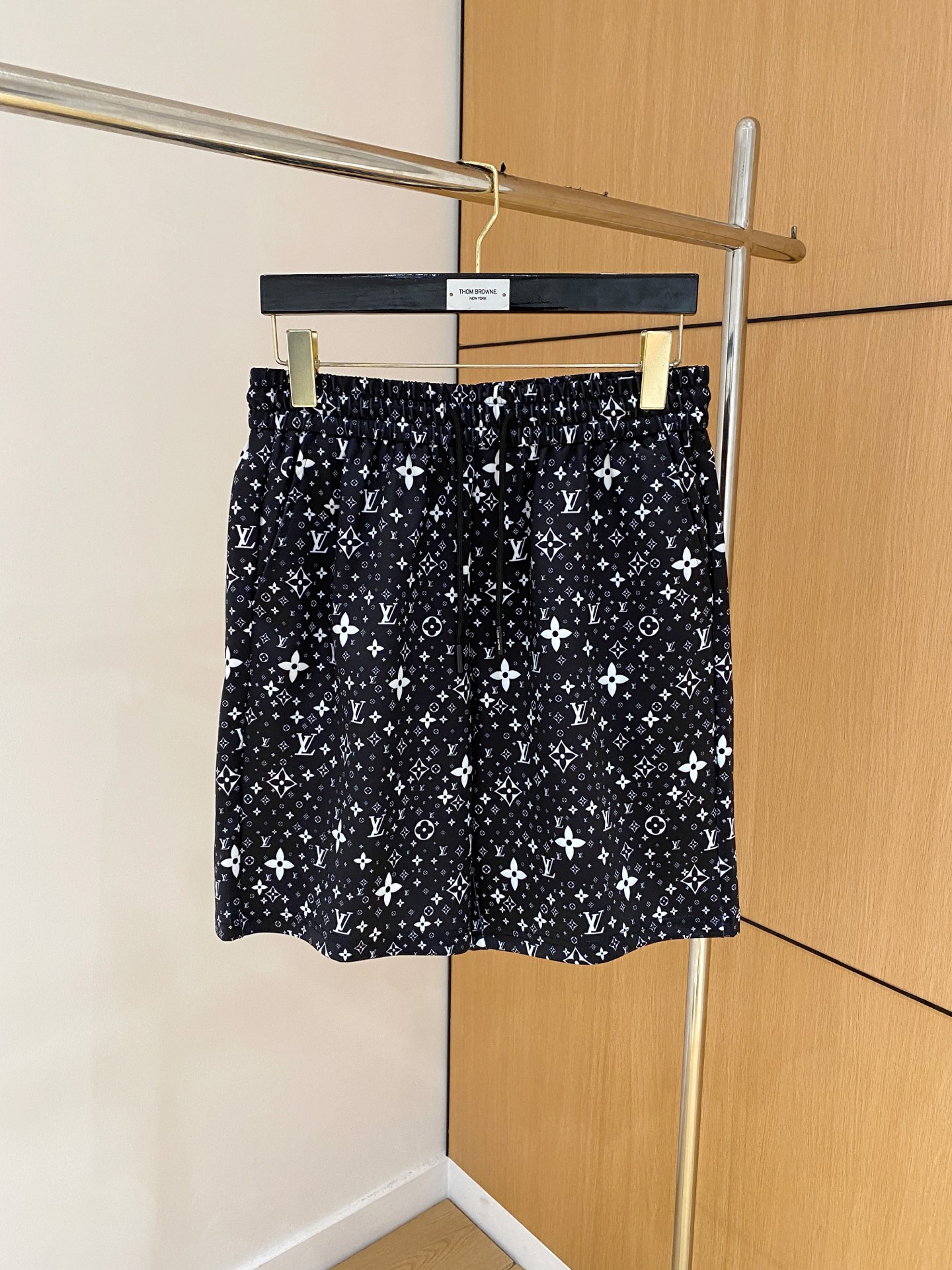 NO:840889,Lv 2026 spring and summer new men's casual shorts. High-end goods, simple, fashionable and elegant. Customized original imported fabrics. Simple, neat and refreshing. Quality workmanship details can withstand any form of inspection. Simple and generous, versatile style. Elegant and handsome upper body, brand new sense of sight!  The appearance is incomparable, the details are in place, and the upper body is not picky!  Size M-3xL,,louis vuitton,shorts,19860909Lv 2026春夏新款男士休闲短裤 高端货简洁时尚大方 定制原版进口面料 简洁利落又清爽 品质做工细节经得起任何形式检验简约大方百搭款 上身优雅帅气,焕然一新的即视感！品相无敌,细节都很到位,上身不挑人！ 码数M-3xL,,louis vuitton,shorts,,Men's clothing