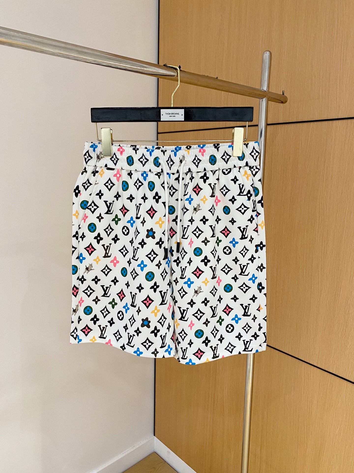 NO:840877,Lv 2026 spring and summer new men's casual shorts. High-end goods, simple, fashionable and elegant. Customized original imported fabrics. Simple, neat and refreshing. Quality workmanship details can withstand any form of inspection. Simple and generous, versatile style. Elegant and handsome upper body, brand new sense of sight!  The appearance is incomparable, the details are in place, and the upper body is not picky!  Size M-3xL,,louis vuitton,shorts,19860909Lv 2026春夏新款男士休闲短裤 高端货简洁时尚大方 定制原版进口面料 简洁利落又清爽 品质做工细节经得起任何形式检验简约大方百搭款 上身优雅帅气,焕然一新的即视感！品相无敌,细节都很到位,上身不挑人！ 码数M-3xL,,louis vuitton,shorts,,Men's clothing