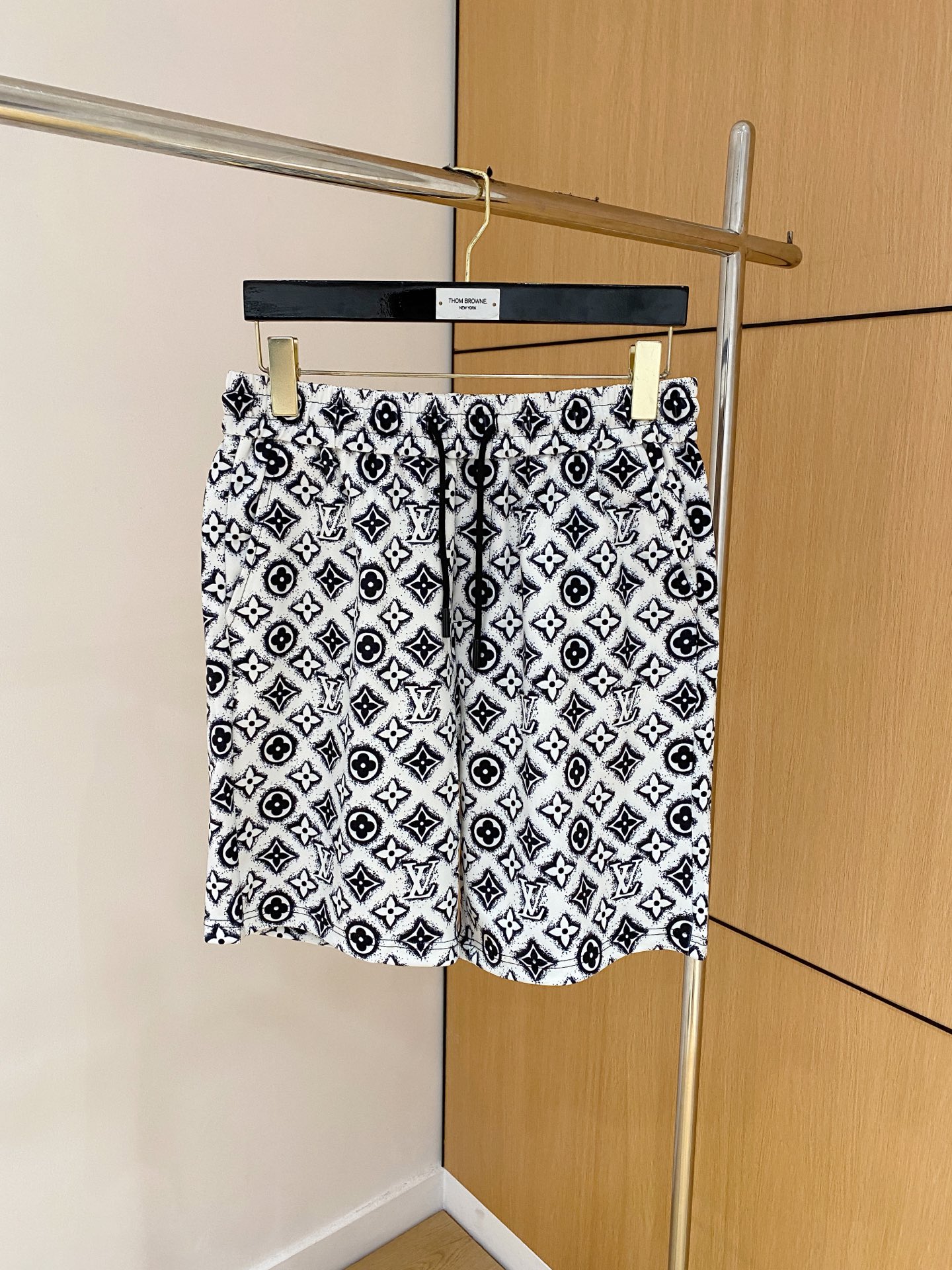 NO:840896,Lv 2026 spring and summer new men's casual shorts. High-end goods, simple, fashionable and elegant. Customized original imported fabrics. Simple, neat and refreshing. Quality workmanship details can withstand any form of inspection. Simple and generous, versatile style. Elegant and handsome upper body, brand new sense of sight!  The appearance is incomparable, the details are in place, and the upper body is not picky!  Size M-3xL,,louis vuitton,shorts,19860909Lv 2026春夏新款男士休闲短裤 高端货简洁时尚大方 定制原版进口面料 简洁利落又清爽 品质做工细节经得起任何形式检验简约大方百搭款 上身优雅帅气,焕然一新的即视感！品相无敌,细节都很到位,上身不挑人！ 码数M-3xL,,louis vuitton,shorts,,Men's clothing