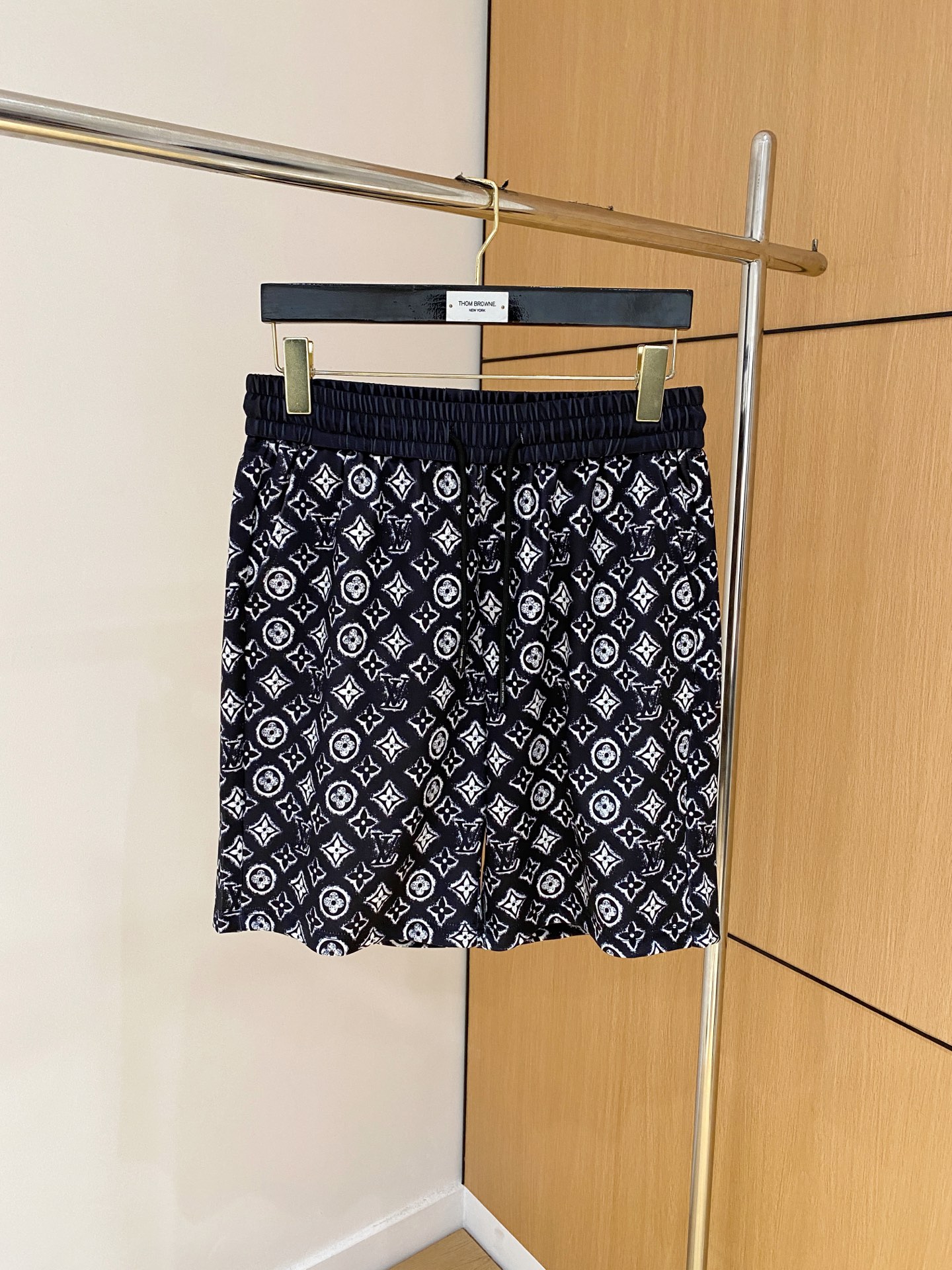 NO:840863,Lv 2026 spring and summer new men's casual shorts. High-end goods, simple, fashionable and elegant. Customized original imported fabrics. Simple, neat and refreshing. Quality workmanship details can withstand any form of inspection. Simple and generous, versatile style. Elegant and handsome upper body, brand new sense of sight!  The appearance is incomparable, the details are in place, and the upper body is not picky!  Size M-3xL,,louis vuitton,shorts,19860909Lv 2026春夏新款男士休闲短裤 高端货简洁时尚大方 定制原版进口面料 简洁利落又清爽 品质做工细节经得起任何形式检验简约大方百搭款 上身优雅帅气,焕然一新的即视感！品相无敌,细节都很到位,上身不挑人！ 码数M-3xL,,louis vuitton,shorts,,Men's clothing