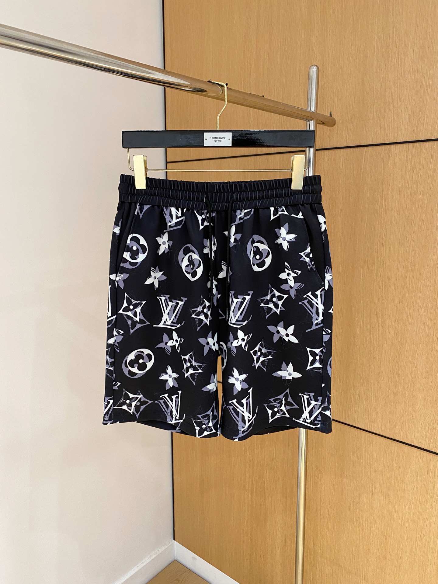 NO:840921,Lv 2026 spring and summer new men's casual shorts. High-end goods, simple, fashionable and elegant. Customized original imported fabrics. Simple, neat and refreshing. Quality workmanship details can withstand any form of inspection. Simple and generous, versatile style. Elegant and handsome upper body, brand new sense of sight!  The appearance is incomparable, the details are in place, and the upper body is not picky!  Size M-3xL,,louis vuitton,shorts,19860909Lv 2026春夏新款男士休闲短裤 高端货简洁时尚大方 定制原版进口面料 简洁利落又清爽 品质做工细节经得起任何形式检验简约大方百搭款 上身优雅帅气,焕然一新的即视感！品相无敌,细节都很到位,上身不挑人！ 码数M-3xL,,louis vuitton,shorts,,Men's clothing