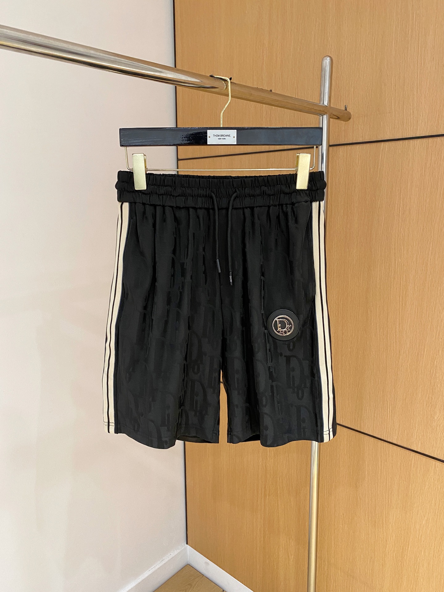 NO:840911,Dior's new 2026 spring and summer men's casual shorts are high-end products that are simple, fashionable and elegant. Customized original imported fabrics are simple, neat and refreshing. The quality workmanship details can withstand any form of inspection. Simple and generous, versatile style. The upper body is elegant and handsome, giving you a brand new sense of sight!  The appearance is incomparable, the details are in place, and the upper body is not picky!  Size M-3xL,,dior,shorts,19860909迪奥 2026春夏新款男士休闲短裤 高端货简洁时尚大方 定制原版进口面料 简洁利落又清爽 品质做工细节经得起任何形式检验简约大方百搭款 上身优雅帅气,焕然一新的即视感！品相无敌,细节都很到位,上身不挑人！ 码数M-3xL,,dior,shorts,,Men's clothing