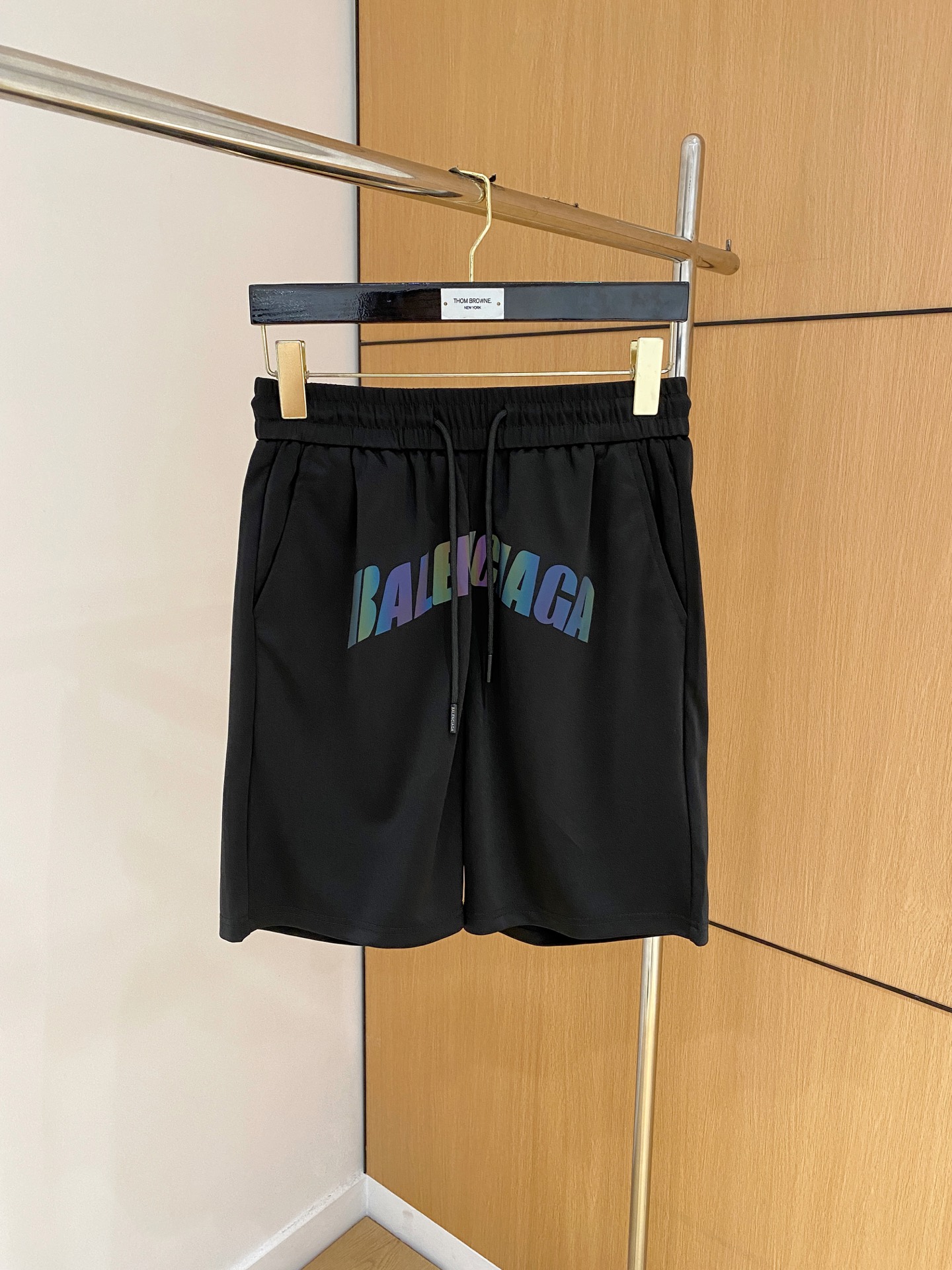 NO:840901,Balenciaga 2026 spring and summer new men's casual shorts. High-end goods, simple, fashionable and elegant. Customized original imported fabrics. Simple, neat and refreshing. Quality workmanship details can withstand any form of inspection. Simple and elegant, versatile style. The upper body is elegant and handsome, giving you a brand new sense of sight!  The appearance is incomparable, the details are in place, and the upper body is not picky!  Size M-3xL,,balenciaga,shorts,19860909巴黎世家 2026春夏新款男士休闲短裤 高端货简洁时尚大方 定制原版进口面料 简洁利落又清爽 品质做工细节经得起任何形式检验简约大方百搭款 上身优雅帅气,焕然一新的即视感！品相无敌,细节都很到位,上身不挑人！ 码数M-3xL,,balenciaga,shorts,,Men's clothing