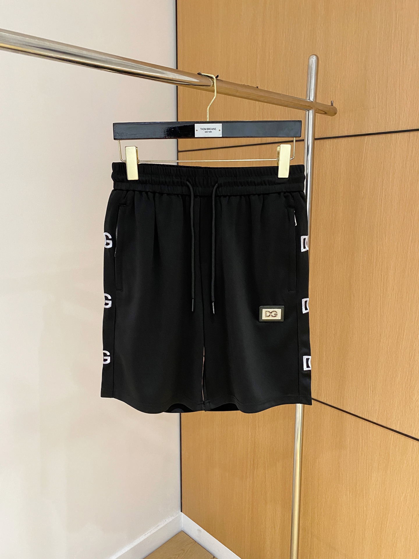 NO:840867,DG 2026 new spring and summer men's casual shorts. High-end products, simple, fashionable and elegant. Customized original imported fabrics. Simple, neat and refreshing. Quality workmanship details can withstand any form of inspection. Simple and elegant, versatile style. The upper body is elegant and handsome, giving you a brand new sense of sight!  The appearance is incomparable, the details are in place, and the upper body is not picky!  Code number M-3xL,,shorts,19860909DG 2026春夏新款男士休闲短裤 高端货简洁时尚大方 定制原版进口面料 简洁利落又清爽 品质做工细节经得起任何形式检验简约大方百搭款 上身优雅帅气,焕然一新的即视感！品相无敌,细节都很到位,上身不挑人！ 码数M-3xL,,shorts,,Men's clothing