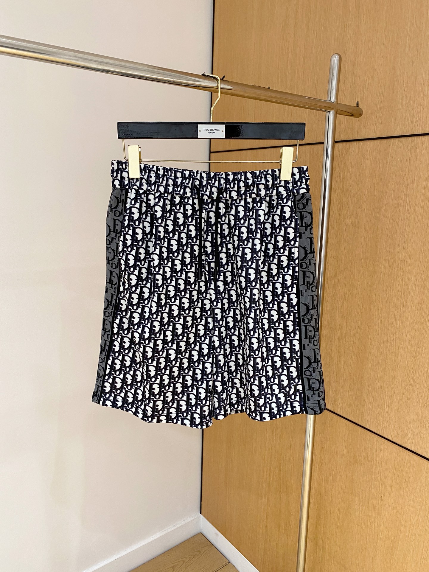 NO:840943,Dior's new 2026 spring and summer men's casual shorts are high-end products that are simple, fashionable and elegant. Customized original imported fabrics are simple, neat and refreshing. The quality workmanship details can withstand any form of inspection. Simple and generous, versatile style. The upper body is elegant and handsome, giving you a brand new sense of sight!  The appearance is incomparable, the details are in place, and the upper body is not picky!  Size M-3xL,,dior,shorts,19860909迪奥 2026春夏新款男士休闲短裤 高端货简洁时尚大方 定制原版进口面料 简洁利落又清爽 品质做工细节经得起任何形式检验简约大方百搭款 上身优雅帅气,焕然一新的即视感！品相无敌,细节都很到位,上身不挑人！ 码数M-3xL,,dior,shorts,,Men's clothing