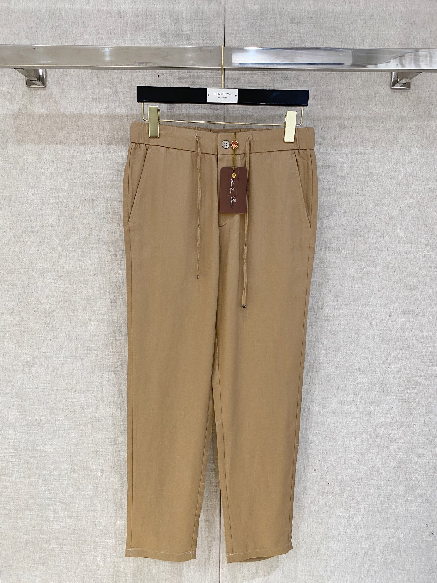 NO:477618,The counter official website will be released simultaneously! All accessories are customized for original products, and the trading company's genuine product orders. High-end custom imported fabrics are extracted from natural plant fibers. They are thinner than ordinary cotton fabrics. They feel soft and comfortable to wear. They are not easy to irritate the skin. The fabric is hygroscopic and breathable. Size: s-2xl,,alexander wang19860909专柜官网同步发售！辅料全部原版定制出品,贸易公司真品订单.高级定制进口面料,以天然植物纖維提炼出来,比一般棉织物轻薄 手感柔软,穿着舒适 完全不易有刺激皮肤 面料吸湿性、透气性良好 尺码: s-2xl,,alexander wang,Men's clothing