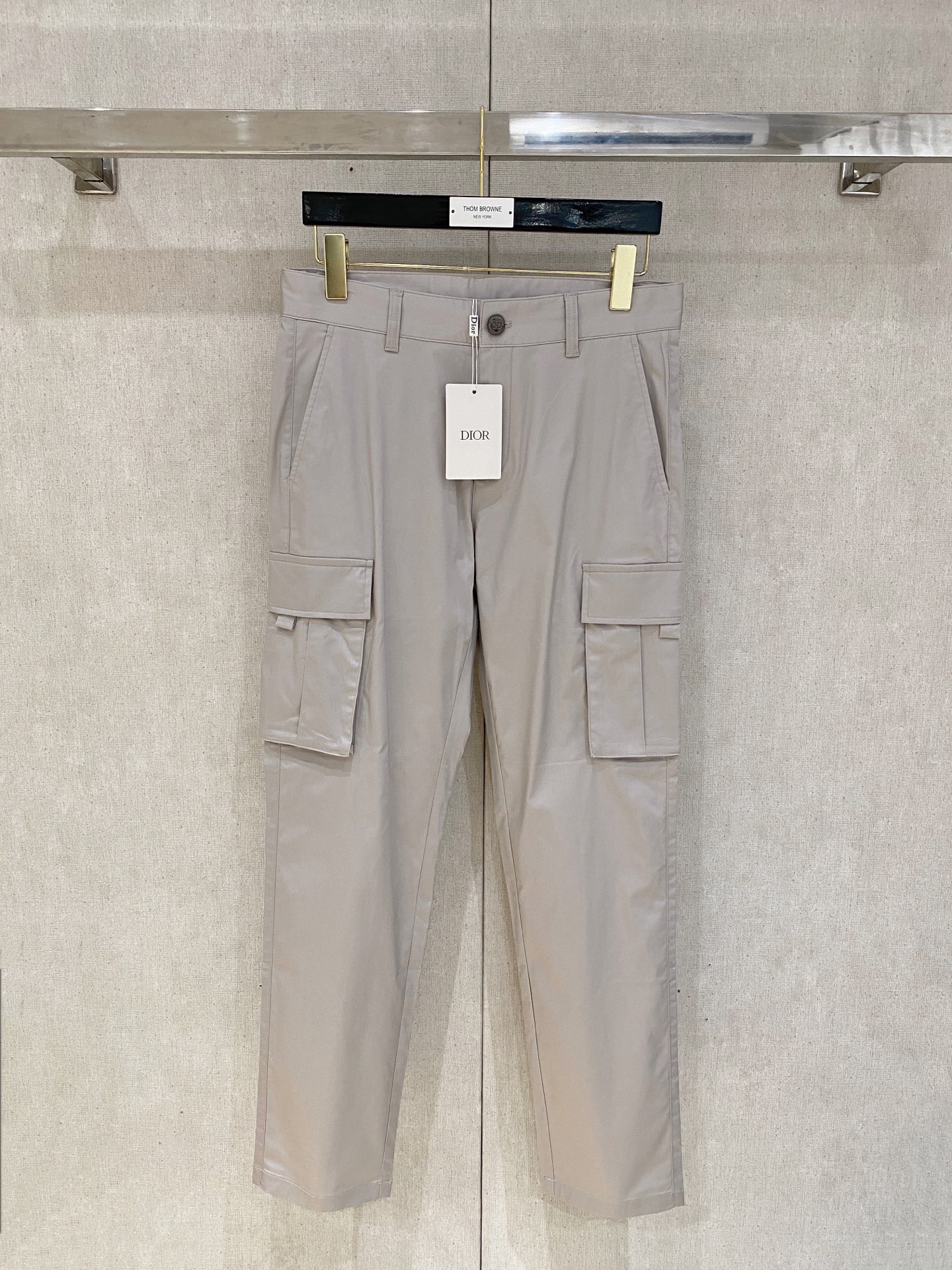 NO:414059,The counter official website will be released simultaneously! All accessories are customized for original products, and the trading company's genuine product orders. High-end custom imported fabrics are extracted from natural plant fibers. They are thinner than ordinary cotton fabrics. They feel soft and comfortable to wear. They are not easy to irritate the skin. The fabric is hygroscopic and breathable. Size: 30-36 No 35,,alexander wang19860909专柜官网同步发售！辅料全部原版定制出品,贸易公司真品订单.高级定制进口面料,以天然植物纖維提炼出来,比一般棉织物轻薄 手感柔软,穿着舒适 完全不易有刺激皮肤 面料吸湿性、透气性良好 尺码: 30-36无35,,alexander wang,Men's clothing