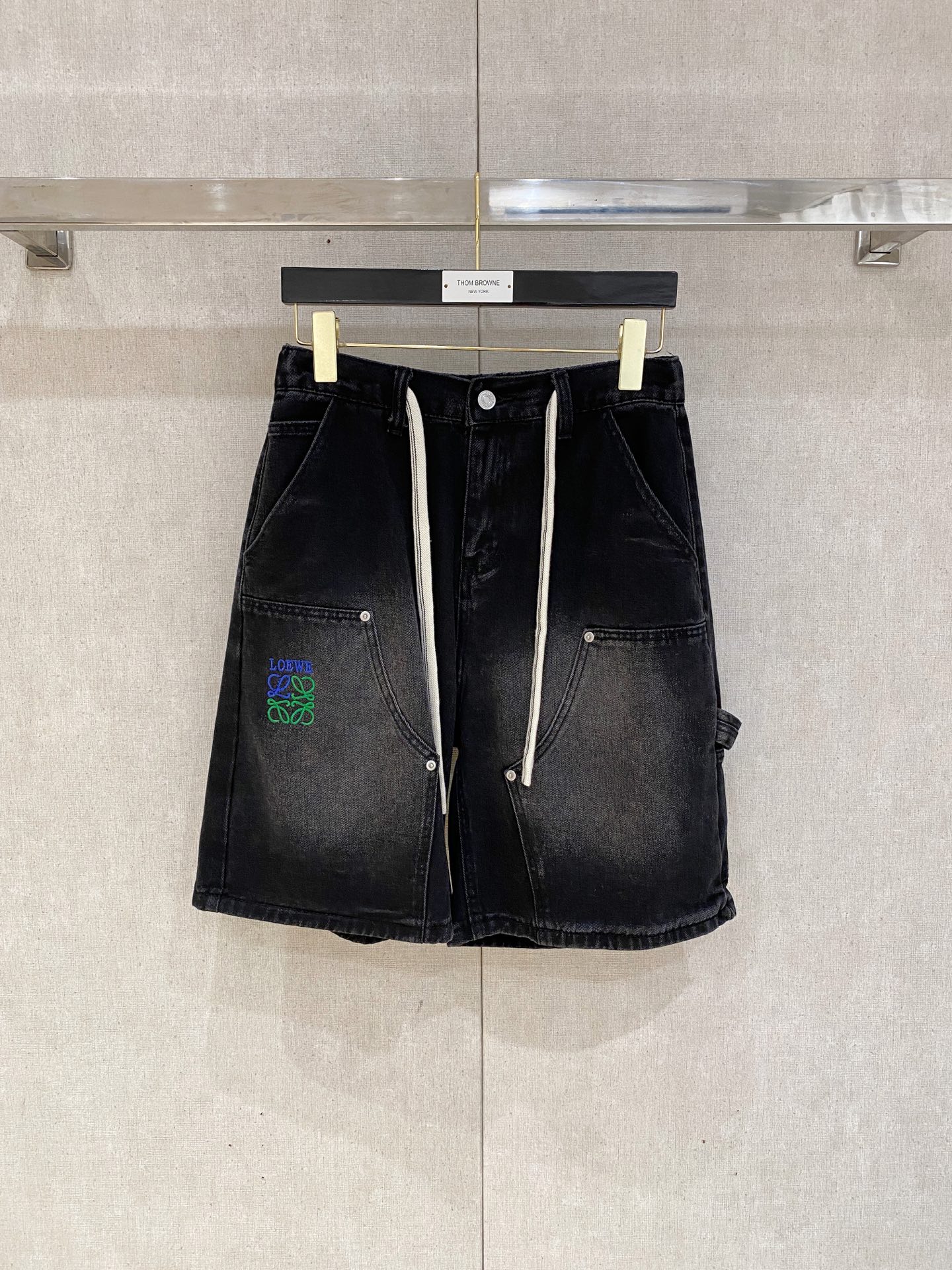 NO:508995,Luo Yiwei high-end customization 2025Ss spring and summer new original single hot denim shorts super customization original hardware super heavy industry craftsmanship excellent style, impeccable details!  The style is not picky!  Must-have sizes for summer: M-3XL, loewe, shorts, alexander wang19860909罗意威高端定制 2025Ss春夏新款原单爆款牛仔短裤 超级定制款 原版五金 超级重工工艺 版型超赞,细节做工无可挑剔！款式不挑人！夏季必备尺码:M-3XL,,loewe,shorts,alexander wang,Men's clothing