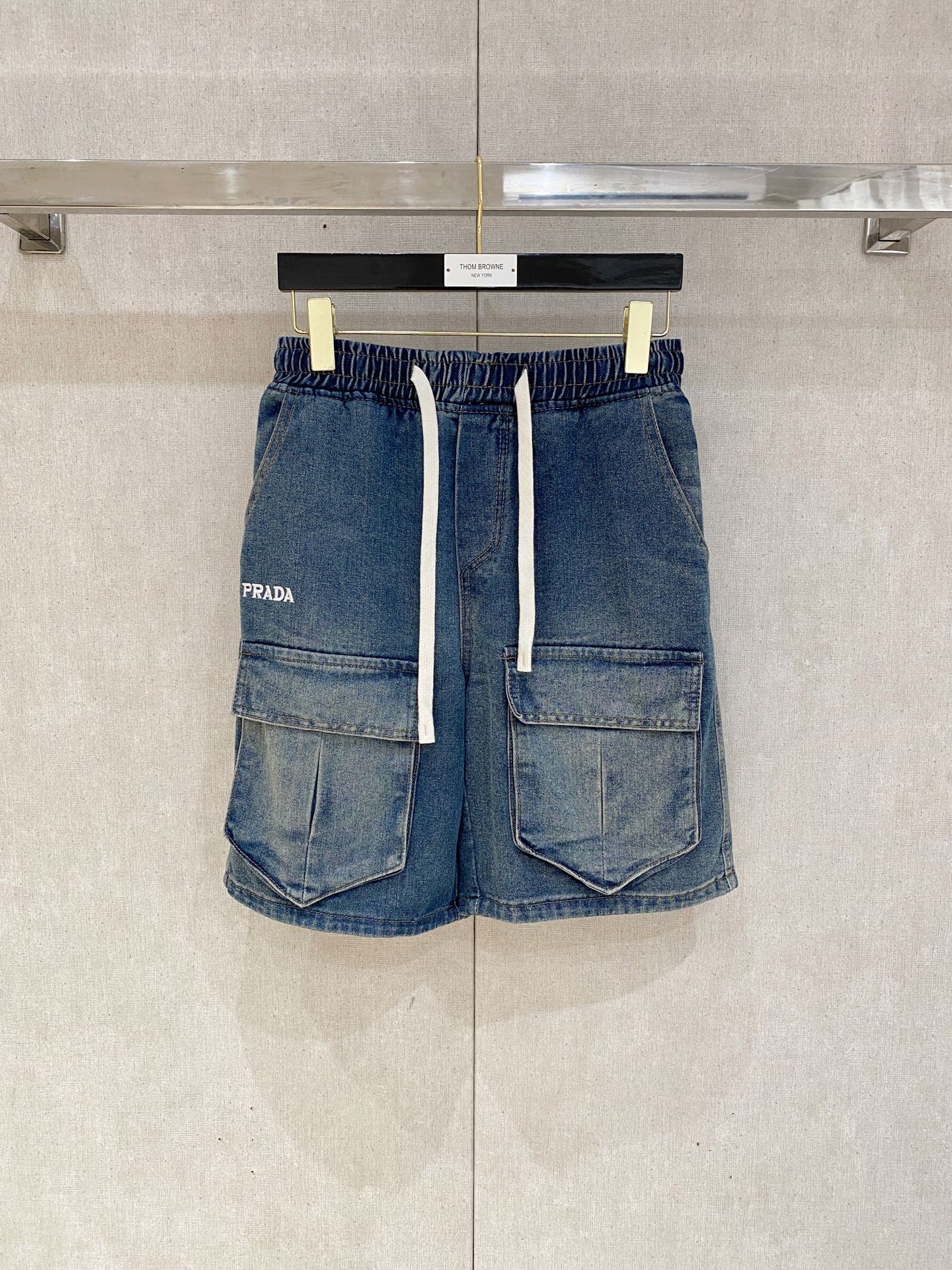 NO:508992,Prada high-end customization 2025Ss spring and summer new original single hot denim shorts super customization original hardware super heavy industry craftsmanship excellent style, impeccable details!  The style is not picky!  Must-have sizes for summer: M-3XL, prada, shorts, alexander wang19860909普拉达高端定制 2025Ss春夏新款原单爆款牛仔短裤 超级定制款 原版五金 超级重工工艺 版型超赞,细节做工无可挑剔！款式不挑人！夏季必备尺码:M-3XL,,prada,shorts,alexander wang,Men's clothing