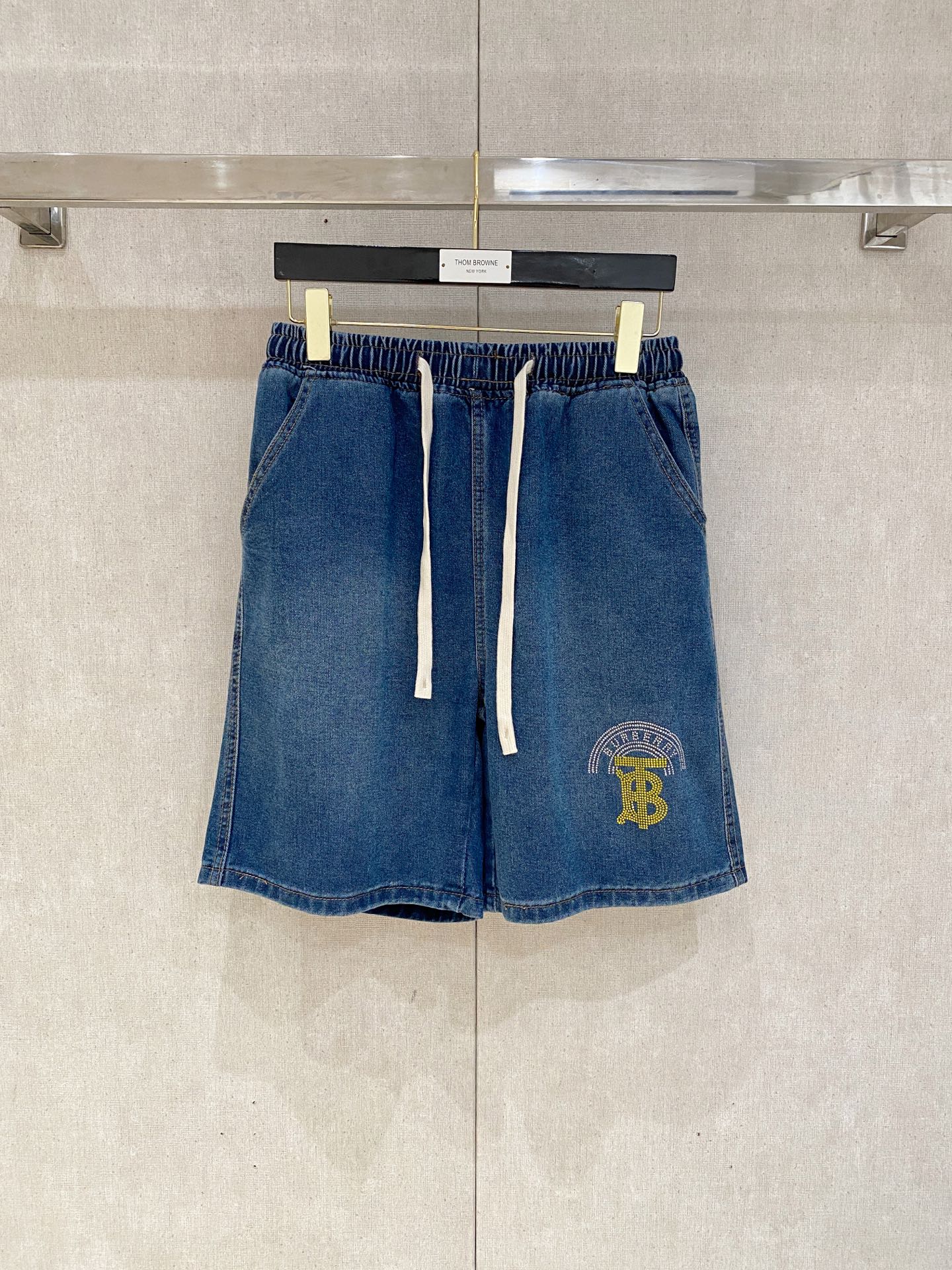 NO:509004,Burberry high-end customization 2025Ss spring and summer new original single hot denim shorts super customization original hardware super heavy industry craftsmanship excellent style, impeccable details!  The style is not picky!  Must-have sizes for summer: M-3XL, burberry, shorts, alexander wang19860909巴宝莉高端定制 2025Ss春夏新款原单爆款牛仔短裤 超级定制款 原版五金 超级重工工艺 版型超赞,细节做工无可挑剔！款式不挑人！夏季必备尺码:M-3XL,,burberry,shorts,alexander wang,Men's clothing
