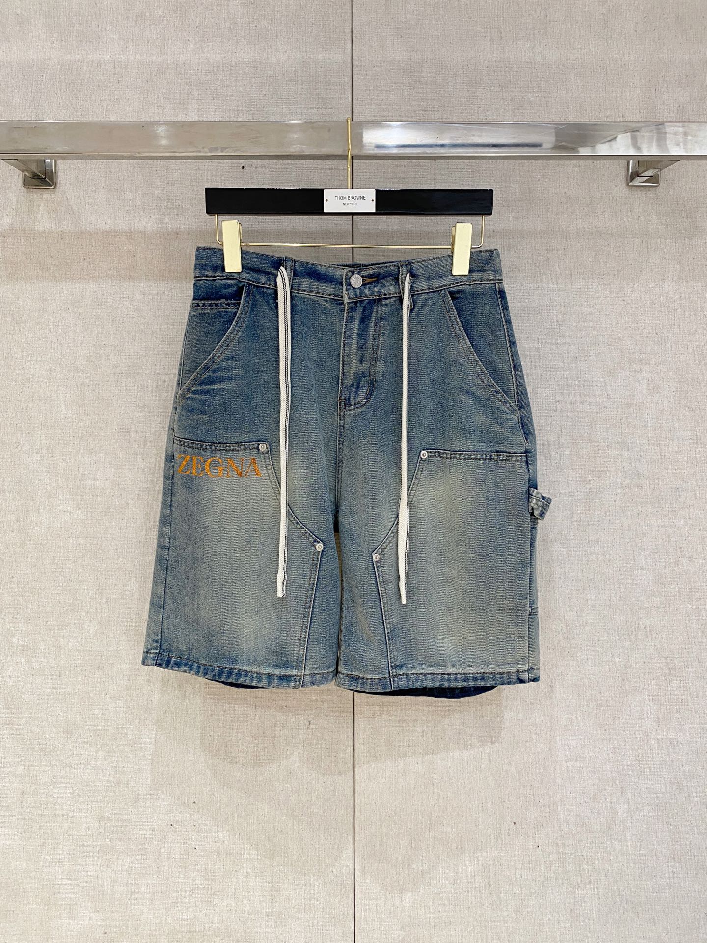 NO:509002,Jenia high-end customization 2025Ss spring and summer new original single hot denim shorts super customization original hardware super heavy industry craftsmanship excellent style, impeccable details!  The style is not picky!  Must-have sizes for summer: M-3XL, zegna, shorts, alexander wang19860909杰尼亚高端定制 2025Ss春夏新款原单爆款牛仔短裤 超级定制款 原版五金 超级重工工艺 版型超赞,细节做工无可挑剔！款式不挑人！夏季必备尺码:M-3XL,,zegna,shorts,alexander wang,Men's clothing