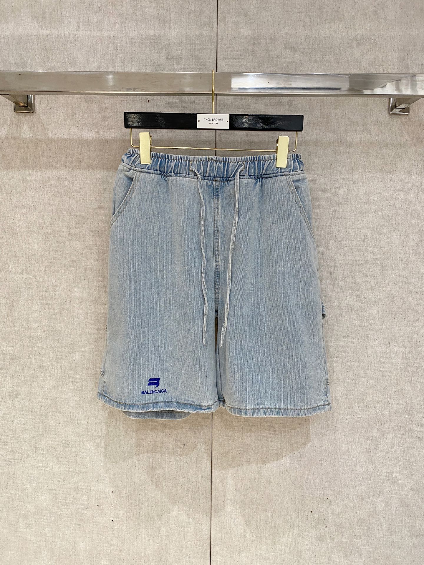 NO:509000,Balenciaga high-end customization 2025Ss spring and summer new original single hot denim shorts super customization original hardware super heavy industry craftsmanship excellent style, impeccable details!  The style is not picky!  Must-have sizes for summer: M-3XL, balenciaga, shorts, alexander wang19860909巴黎世家高端定制 2025Ss春夏新款原单爆款牛仔短裤 超级定制款 原版五金 超级重工工艺 版型超赞,细节做工无可挑剔！款式不挑人！夏季必备尺码:M-3XL,,balenciaga,shorts,alexander wang,Men's clothing