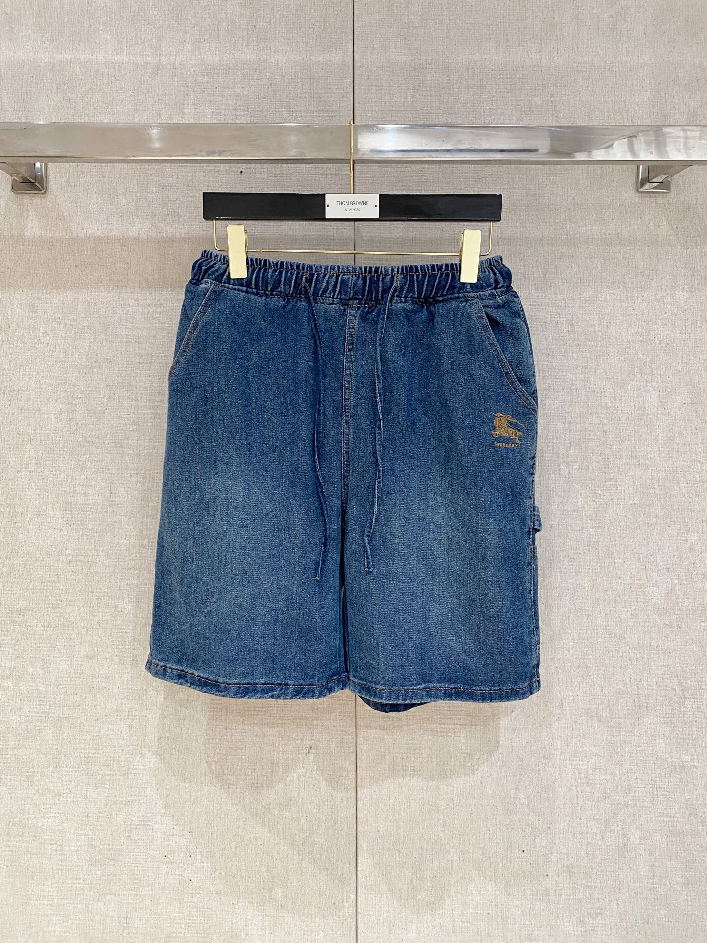 NO:508998,Burberry high-end customization 2025Ss spring and summer new original single hot denim shorts super customization original hardware super heavy industry craftsmanship excellent style, impeccable details!  The style is not picky!  Must-have sizes for summer: M-3XL, burberry, shorts, alexander wang19860909巴宝莉高端定制 2025Ss春夏新款原单爆款牛仔短裤 超级定制款 原版五金 超级重工工艺 版型超赞,细节做工无可挑剔！款式不挑人！夏季必备尺码:M-3XL,,burberry,shorts,alexander wang,Men's clothing