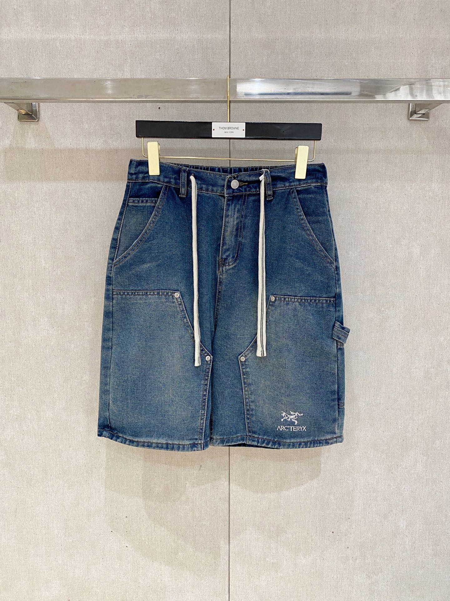 NO:508996,Archaeopteryx high-end customization 2025Ss spring and summer new original single hot denim shorts super customization original hardware super heavy industry craftsmanship excellent style, impeccable details!  The style is not picky!  Must-have sizes for summer: M-3XL, arc'teryx, shorts, alexander wang19860909始祖鸟高端定制 2025Ss春夏新款原单爆款牛仔短裤 超级定制款 原版五金 超级重工工艺 版型超赞,细节做工无可挑剔！款式不挑人！夏季必备尺码:M-3XL,arc'teryx,shorts,alexander wang,Men's clothing