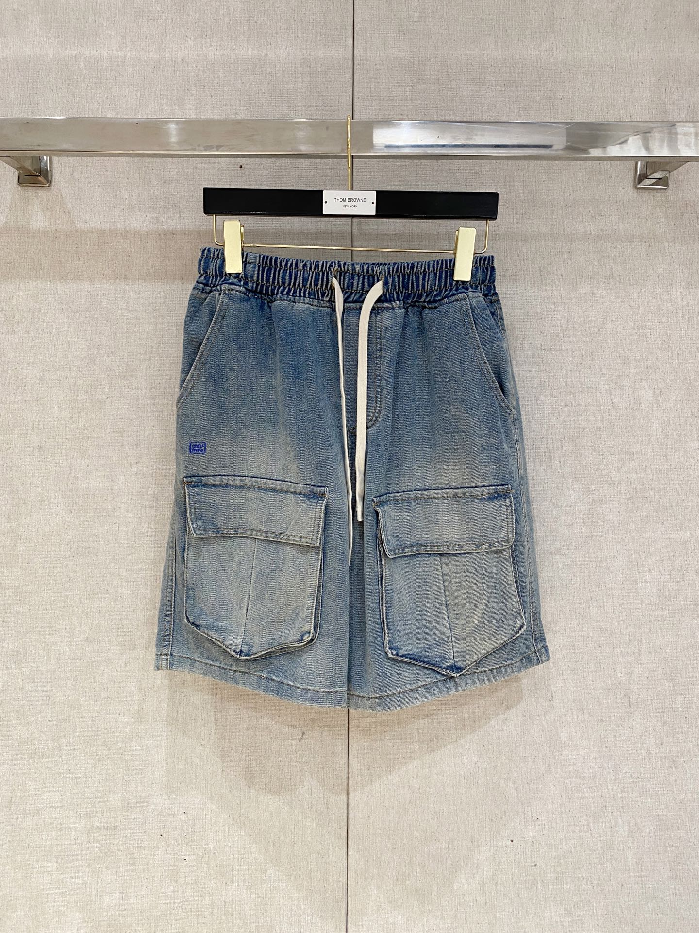 NO:508994,Miumiu high-end customization 2025Ss spring and summer new original single hot denim shorts super customization original hardware super heavy industry craftsmanship excellent style, impeccable details!  The style is not picky!  Must-have sizes for summer: M-3XL, miumiu, shorts, alexander wang19860909miumiu高端定制 2025Ss春夏新款原单爆款牛仔短裤 超级定制款 原版五金 超级重工工艺 版型超赞,细节做工无可挑剔！款式不挑人！夏季必备尺码:M-3XL,,miumiu,shorts,alexander wang,Men's clothing
