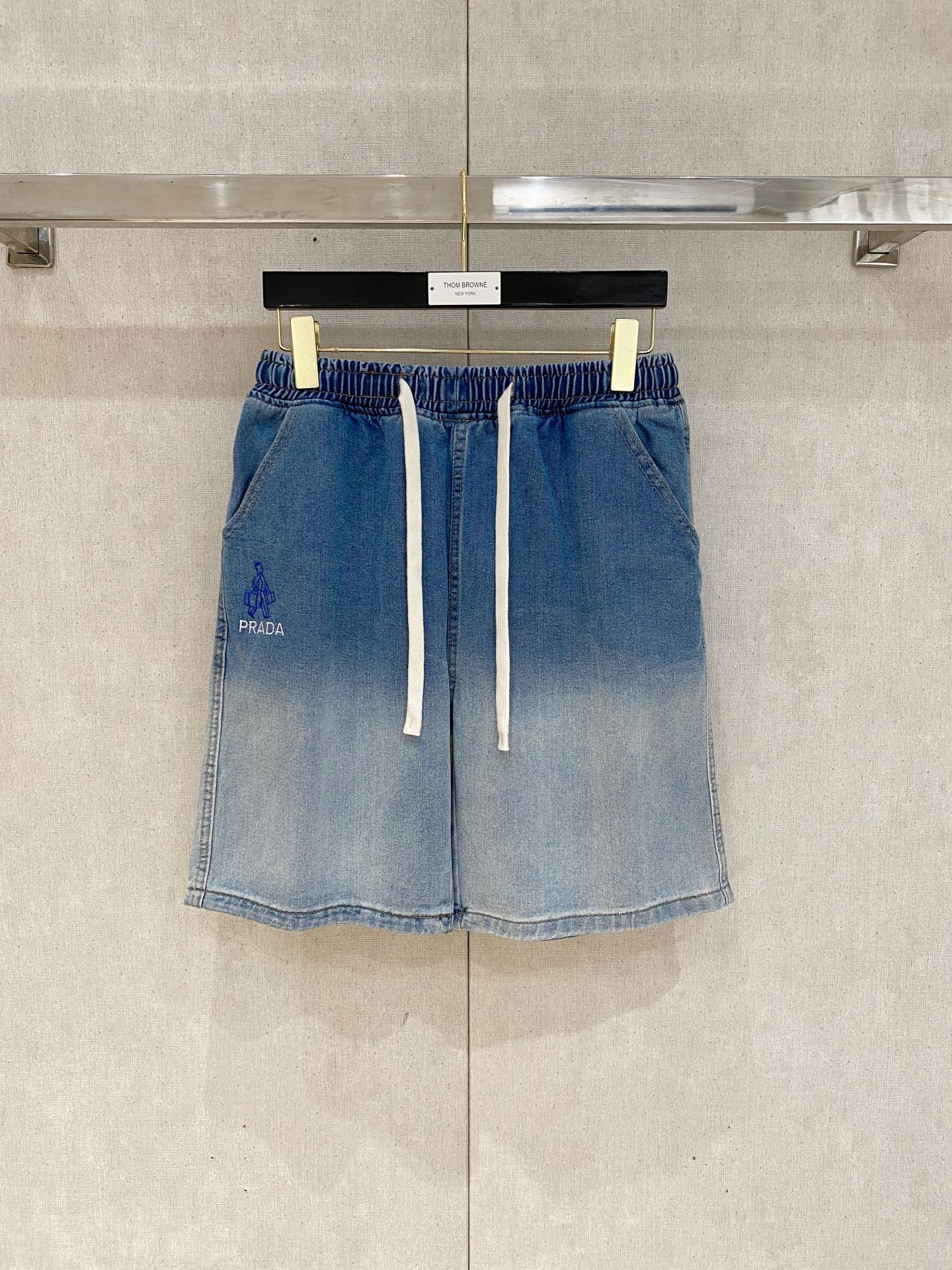 NO:508991,Prada high-end customization 2025Ss spring and summer new original single hot denim shorts super customization original hardware super heavy industry craftsmanship excellent style, impeccable details!  The style is not picky!  Must-have sizes for summer: M-3XL, prada, shorts, alexander wang19860909普拉达高端定制 2025Ss春夏新款原单爆款牛仔短裤 超级定制款 原版五金 超级重工工艺 版型超赞,细节做工无可挑剔！款式不挑人！夏季必备尺码:M-3XL,,prada,shorts,alexander wang,Men's clothing