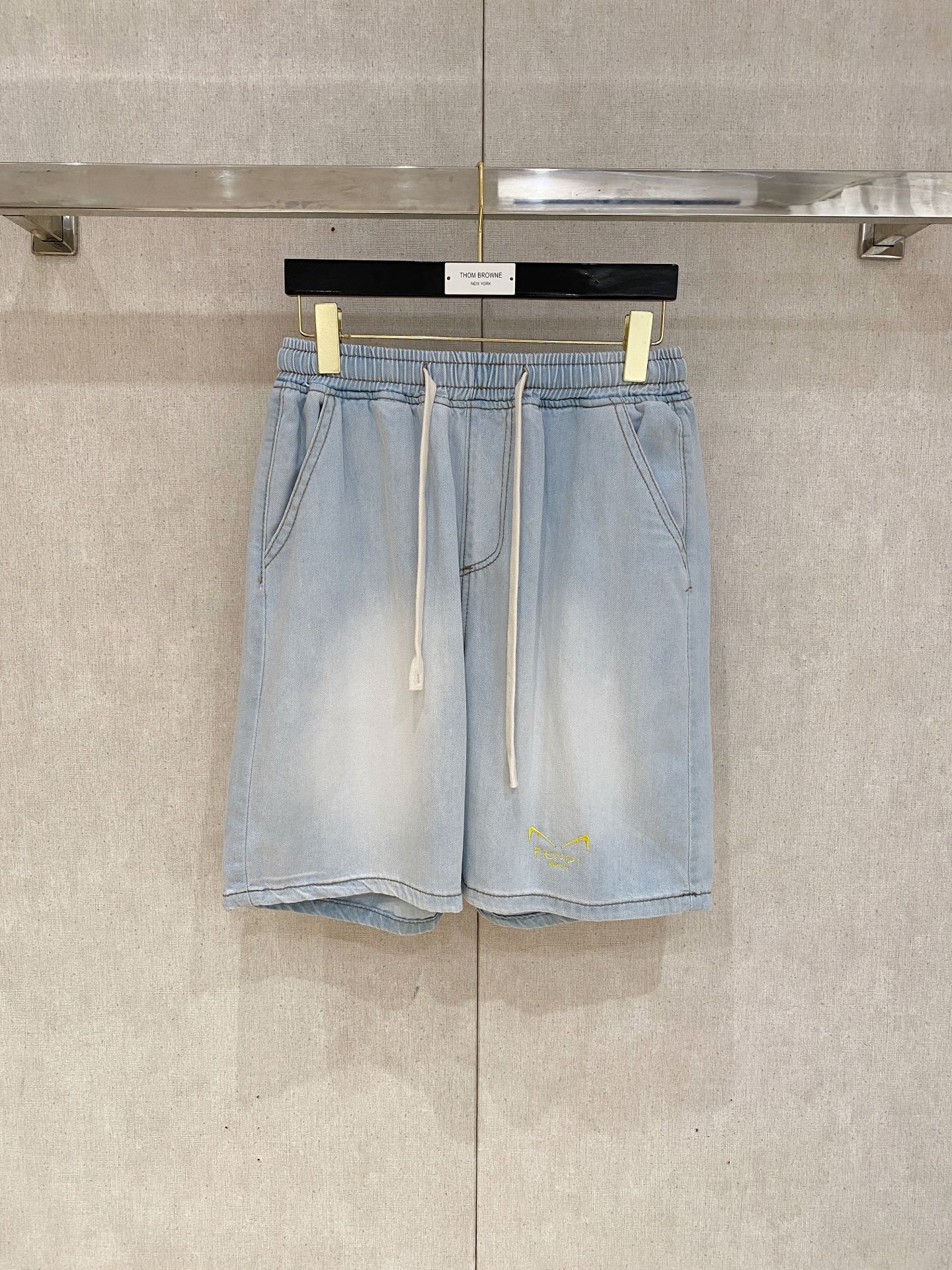 NO:508989,Fendi high-end customization 2025Ss spring and summer new original single hot denim shorts super customization original hardware super heavy industry craftsmanship excellent style, impeccable details!  The style is not picky!  Must-have sizes for summer: M-3XL, fendi, shorts, alexander wang19860909芬迪高端定制 2025Ss春夏新款原单爆款牛仔短裤 超级定制款 原版五金 超级重工工艺 版型超赞,细节做工无可挑剔！款式不挑人！夏季必备尺码:M-3XL,,fendi,shorts,alexander wang,Men's clothing