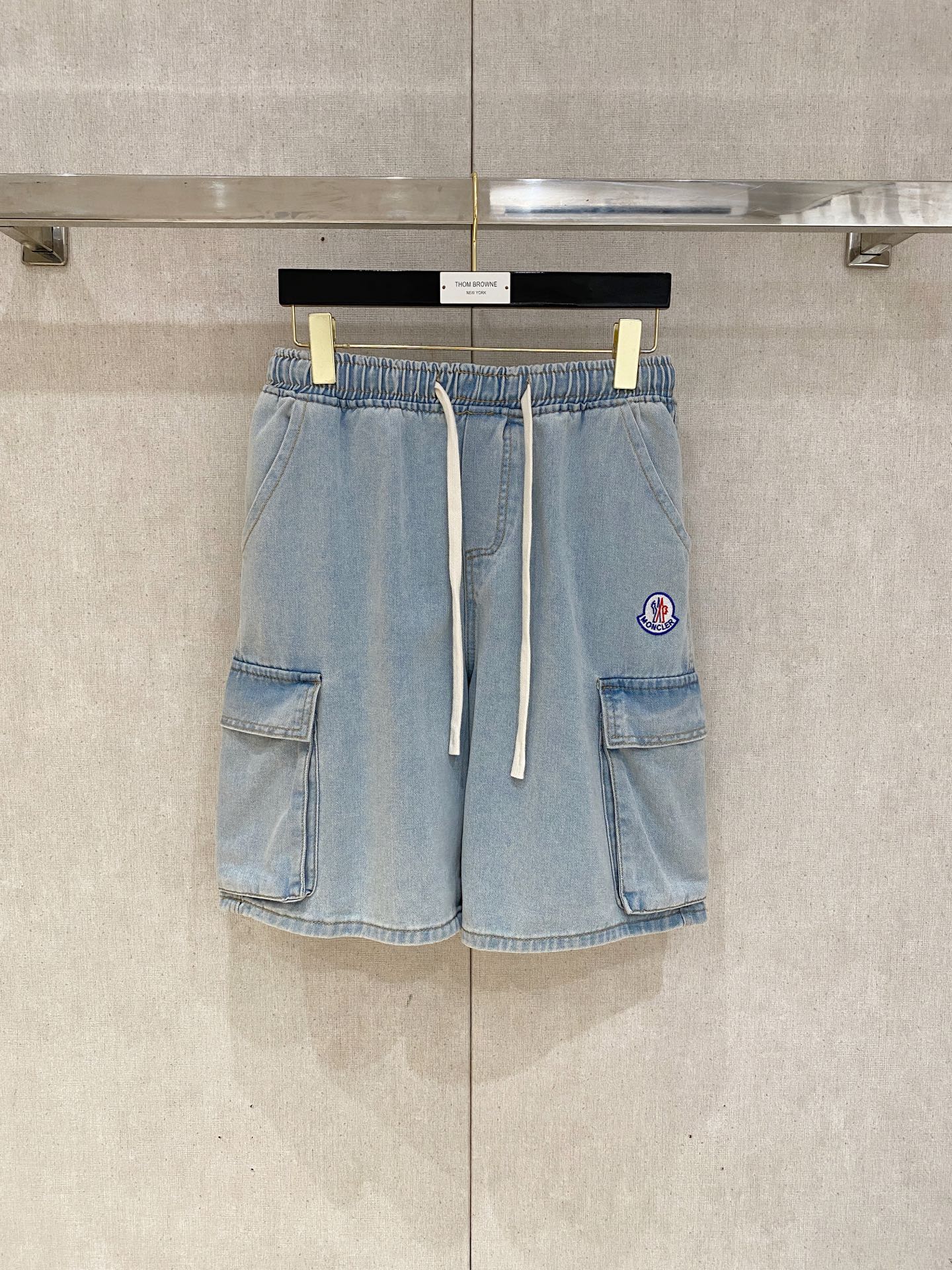 NO:508986,High-end customization for masked mouths. 2025Ss spring and summer new style original single hot denim shorts. Super customized style. Original hardware. Super heavy industry technology. Excellent style and impeccable details!  The style is not picky!  Must-have sizes for summer: M-3XL, Moncler, shorts, alexander wang19860909蒙口高端定制 2025Ss春夏新款原单爆款牛仔短裤 超级定制款 原版五金 超级重工工艺 版型超赞,细节做工无可挑剔！款式不挑人！夏季必备尺码:M-3XL,,Moncler,shorts,alexander wang,Men's clothing