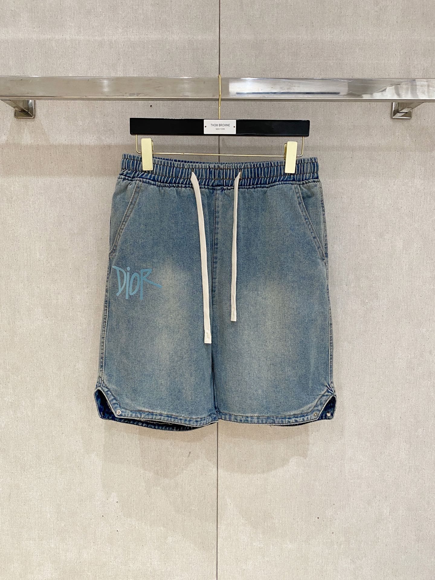 NO:508983,Dior high-end customization 2025Ss spring and summer new original single hot denim shorts super customization original hardware super heavy industry craftsmanship excellent style, impeccable details!  The style is not picky!  Must-have sizes for summer: M-3XL, dior, shorts, alexander wang19860909迪奥高端定制 2025Ss春夏新款原单爆款牛仔短裤 超级定制款 原版五金 超级重工工艺 版型超赞,细节做工无可挑剔！款式不挑人！夏季必备尺码:M-3XL,,dior,shorts,alexander wang,Men's clothing