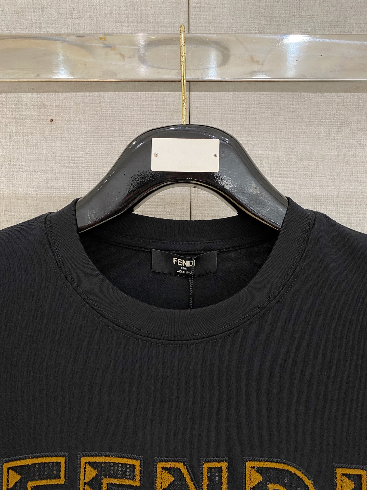 🌾退换# 芬*Fendi 春夏新款首发专柜最新款短袖圆领T恤 高端订制 设计前卫时尚！品牌logo重工艺