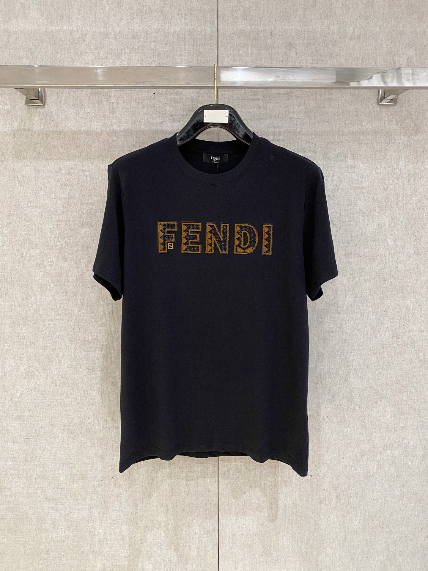 🌾退换# 芬*Fendi 春夏新款首发专柜最新款短袖圆领T恤 高端订制 设计前卫时尚！品牌logo重工艺