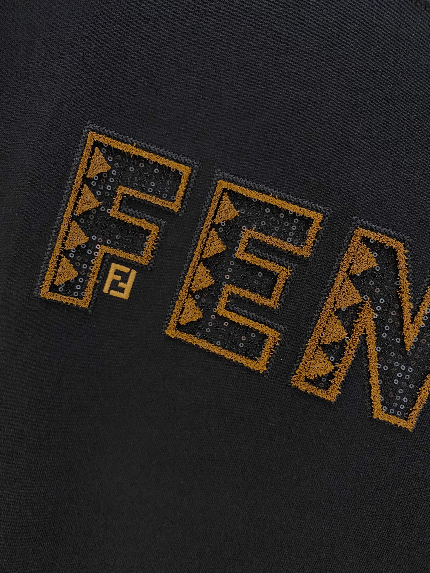 🌾退换# 芬*Fendi 春夏新款首发专柜最新款短袖圆领T恤 高端订制 设计前卫时尚！品牌logo重工艺