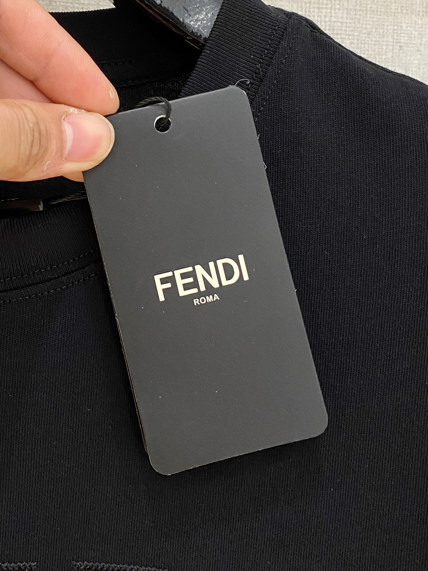 🌾退换# 芬*Fendi 春夏新款首发专柜最新款短袖圆领T恤 高端订制 设计前卫时尚！品牌logo重工艺