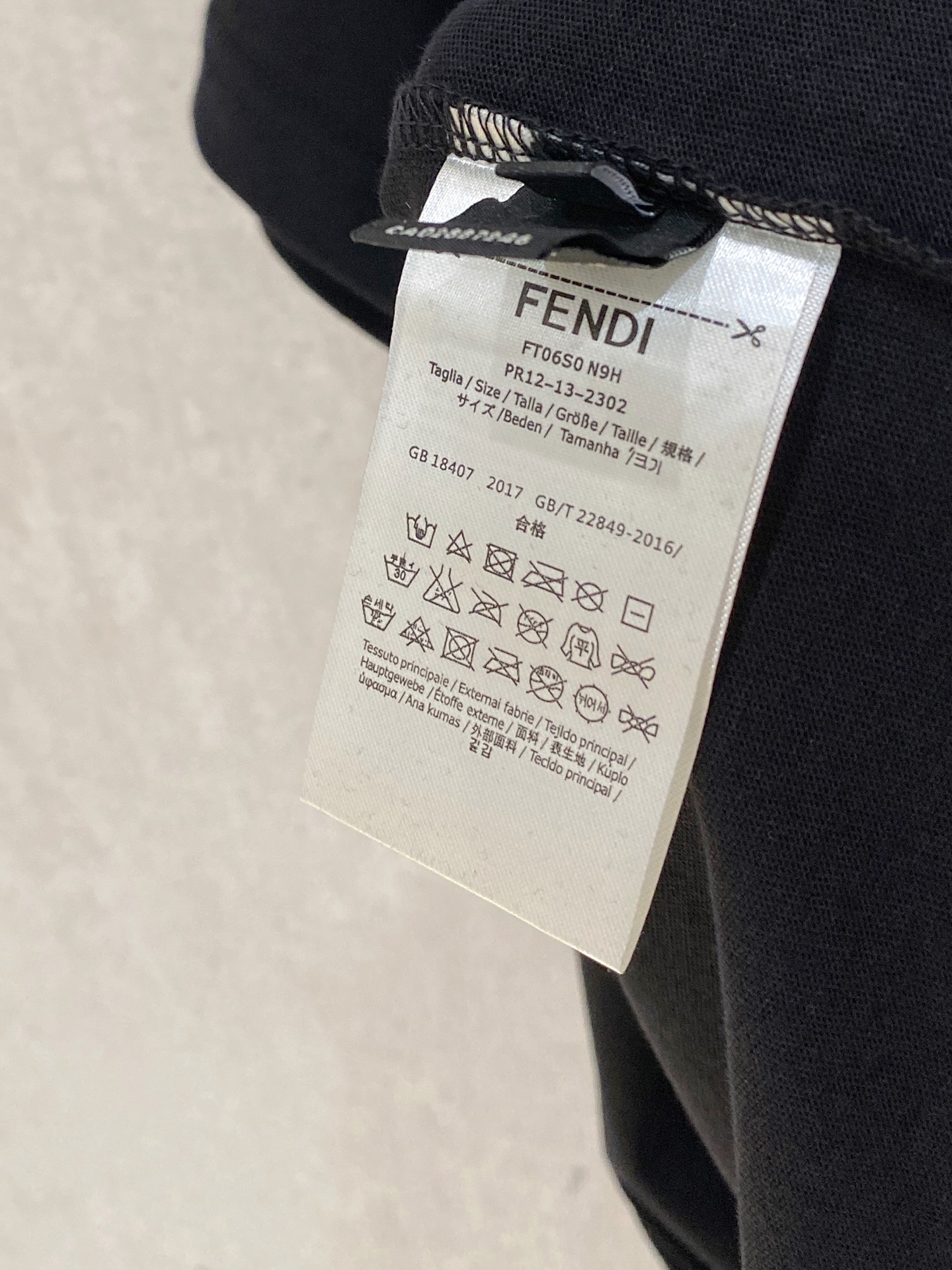 🌾退换# 芬*Fendi 春夏新款首发专柜最新款短袖圆领T恤 高端订制 设计前卫时尚！品牌logo重工艺