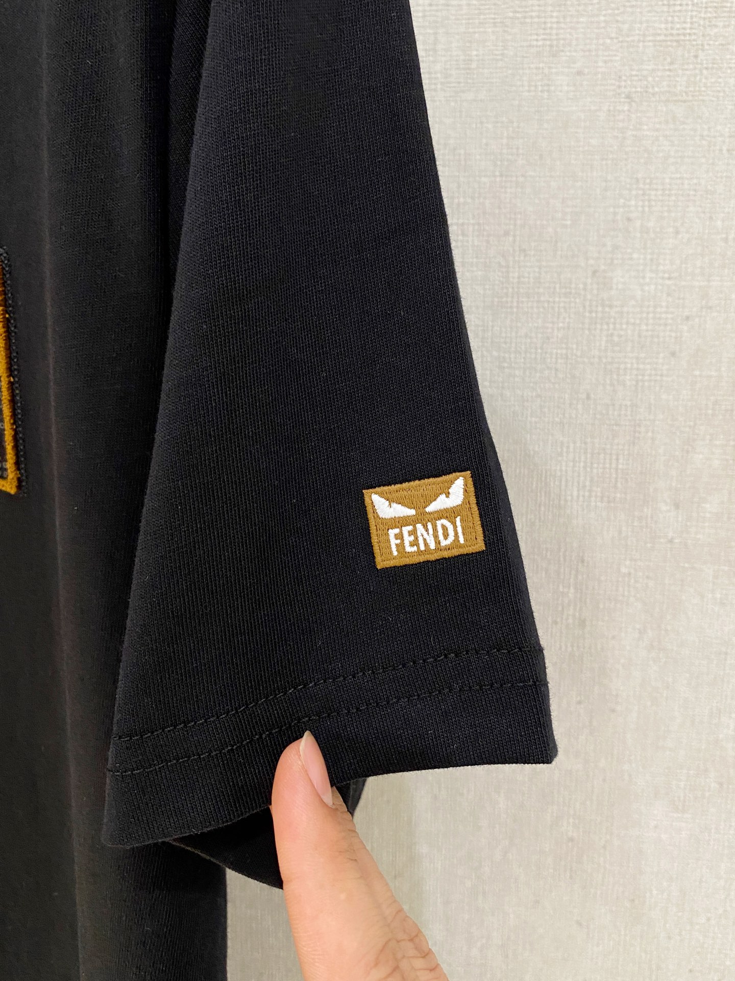 🌾退换# 芬*Fendi 春夏新款首发专柜最新款短袖圆领T恤 高端订制 设计前卫时尚！品牌logo重工艺