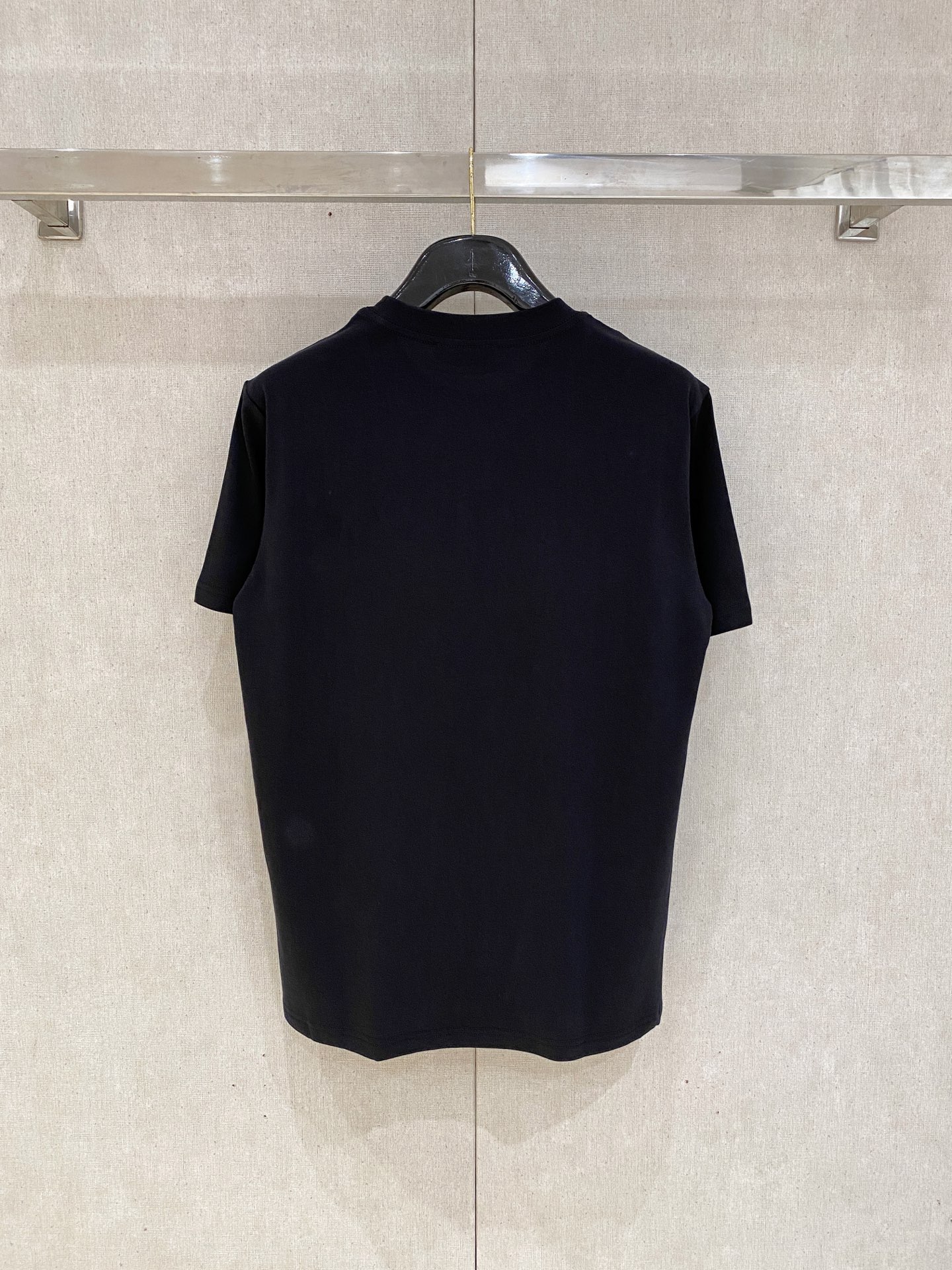 🌾退换# 芬*Fendi 春夏新款首发专柜最新款短袖圆领T恤 高端订制 设计前卫时尚！品牌logo重工艺