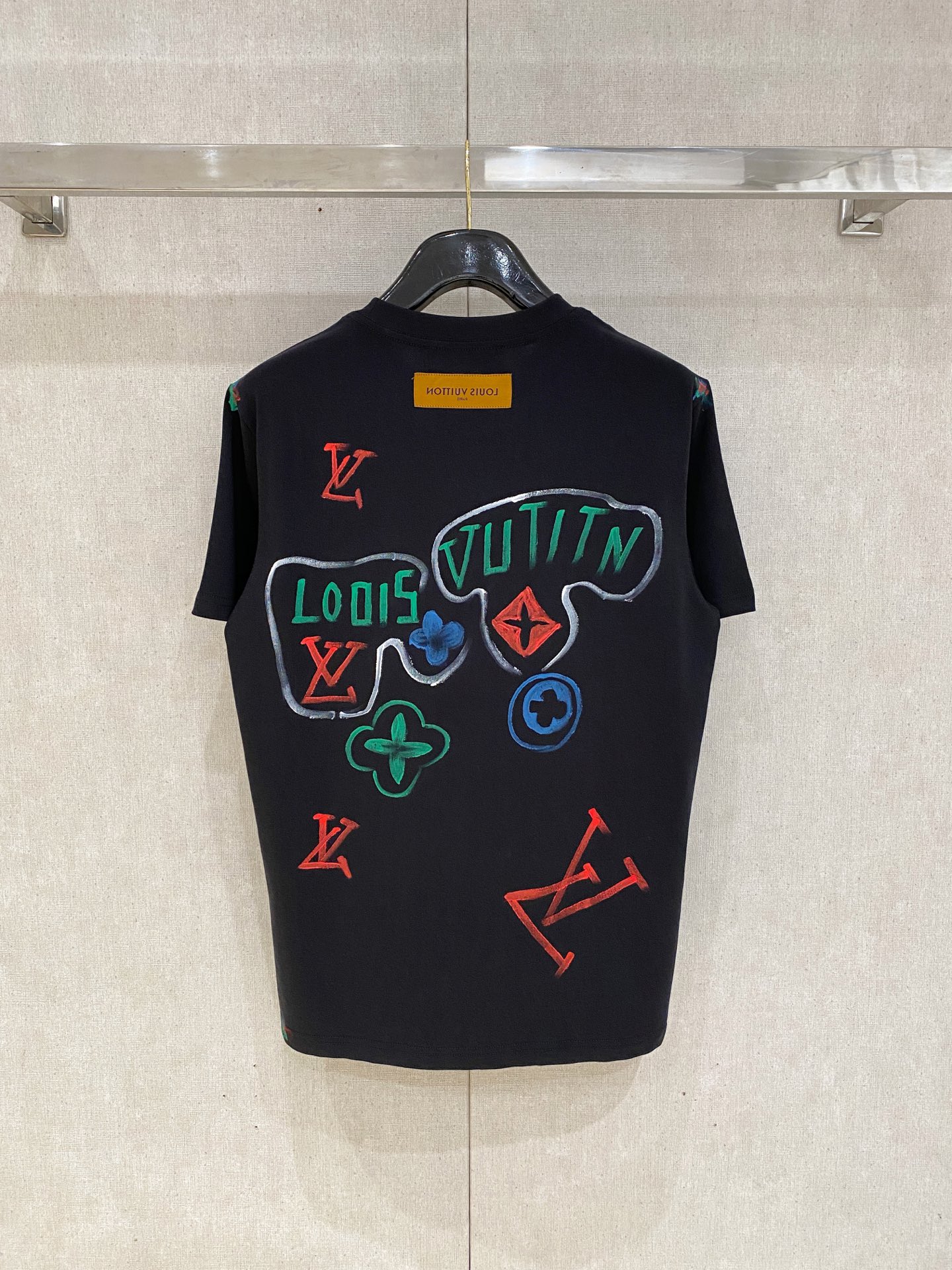 🌾退换# 路易威*LV 春夏新款首发专柜最新款短袖圆领T恤 手绘工艺 高端订制 设计前卫时尚！品牌log