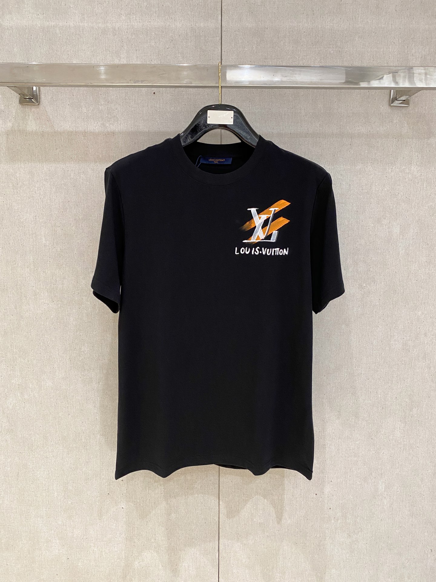 🌾退换# 路易威*LV 春夏新款首发专柜最新款短袖圆领T恤 手绘工艺 高端订制 设计前卫时尚！品牌log