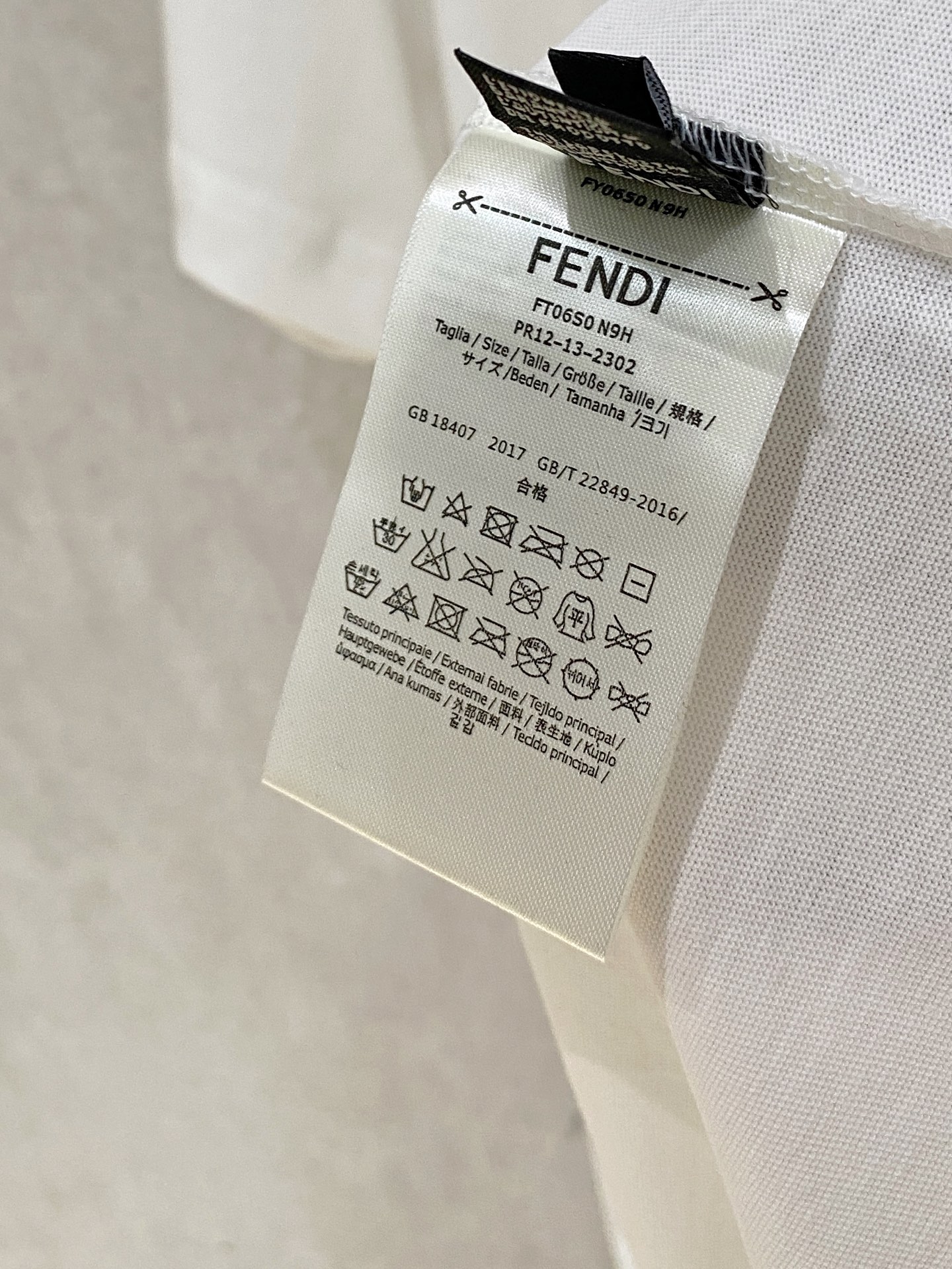 🌾退换# 芬*Fendi 春夏新款首发专柜最新款短袖圆领T恤 高端订制 设计前卫时尚！品牌logo重工艺