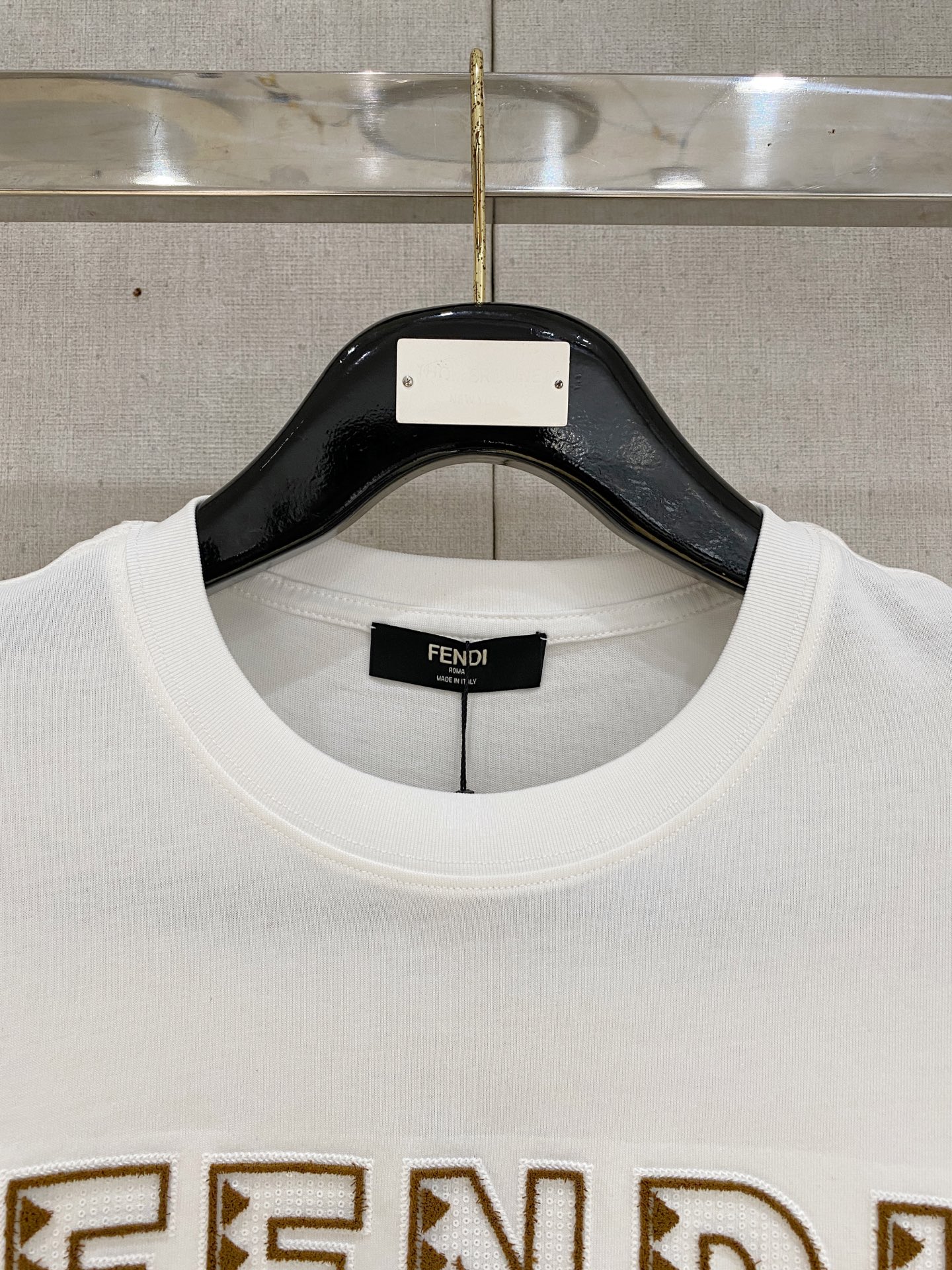 🌾退换# 芬*Fendi 春夏新款首发专柜最新款短袖圆领T恤 高端订制 设计前卫时尚！品牌logo重工艺