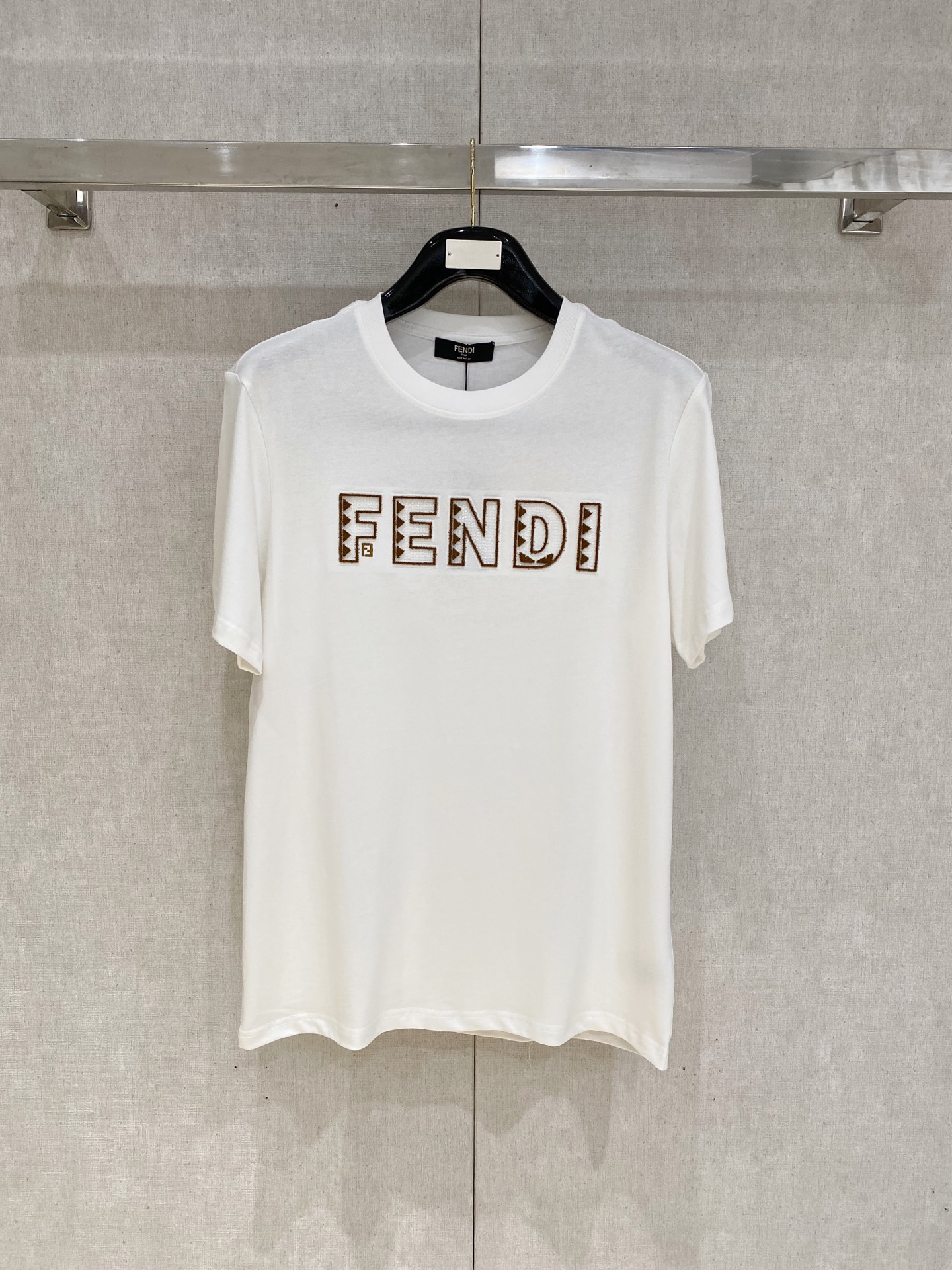 🌾退换# 芬*Fendi 春夏新款首发专柜最新款短袖圆领T恤 高端订制 设计前卫时尚！品牌logo重工艺