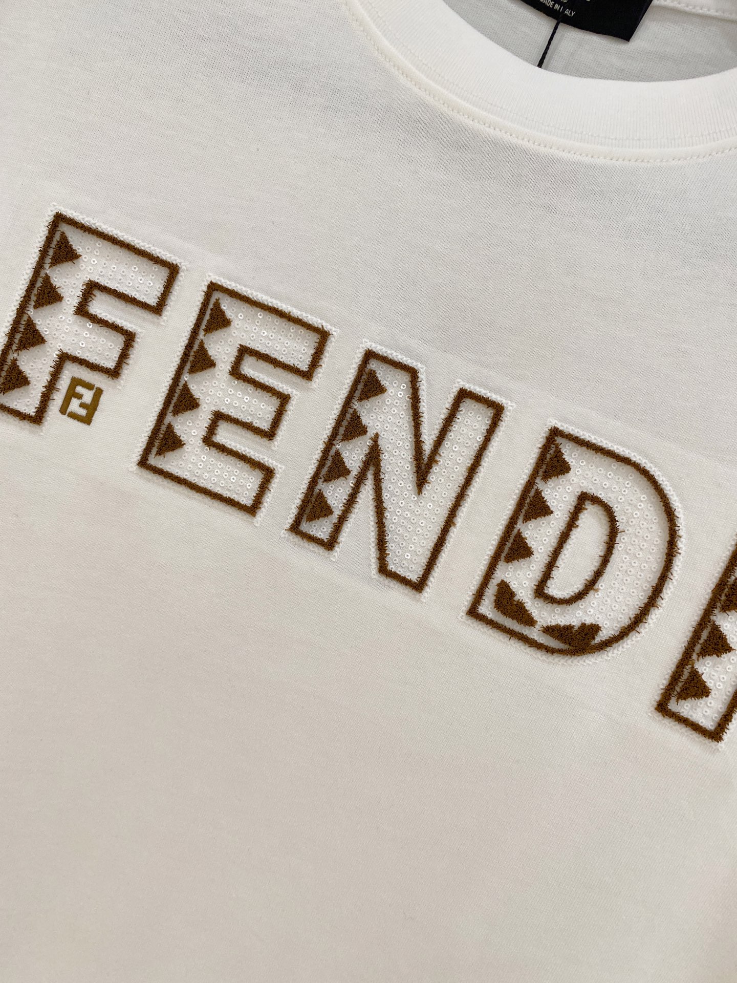 🌾退换# 芬*Fendi 春夏新款首发专柜最新款短袖圆领T恤 高端订制 设计前卫时尚！品牌logo重工艺