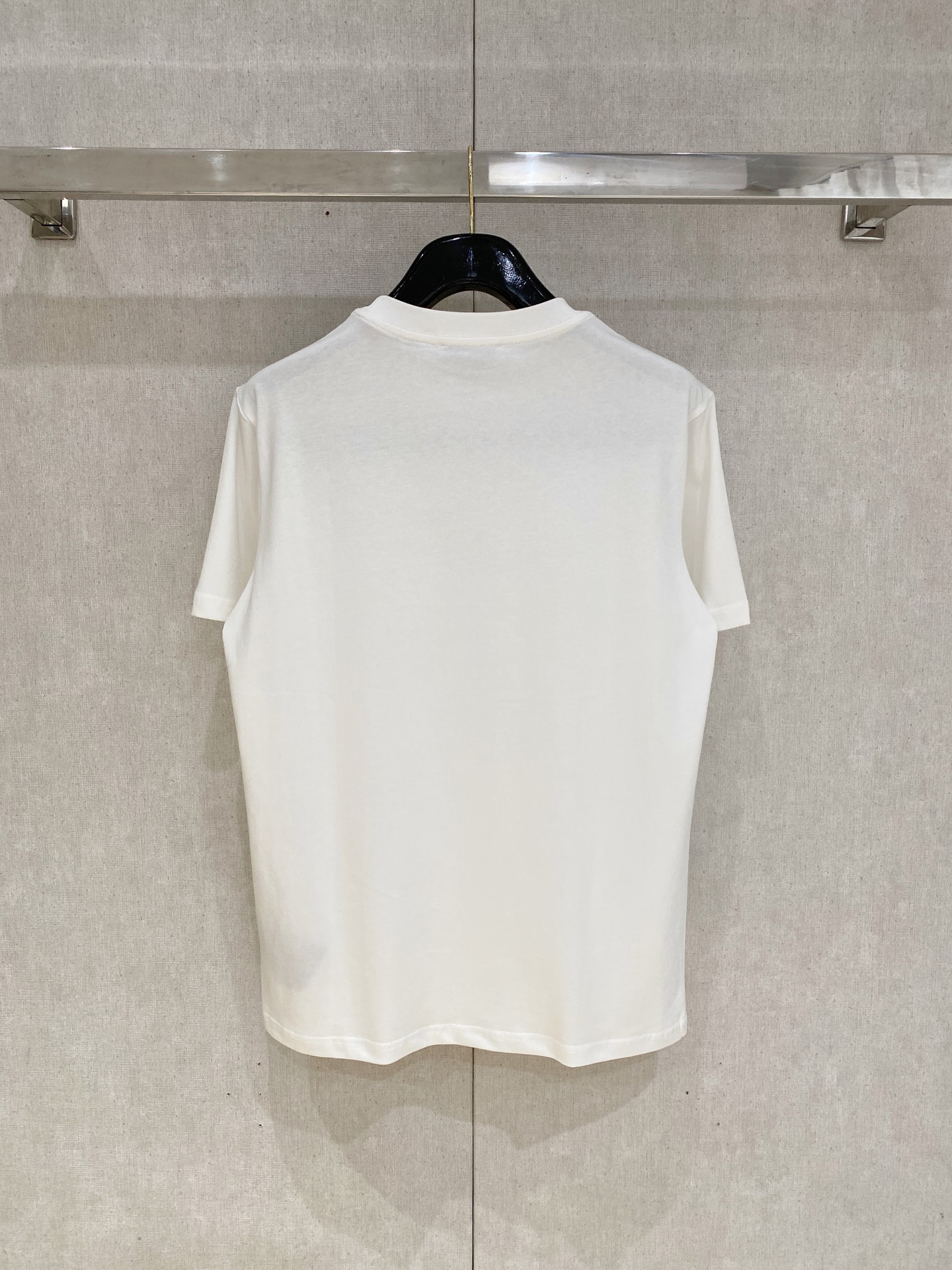 🌾退换# 芬*Fendi 春夏新款首发专柜最新款短袖圆领T恤 高端订制 设计前卫时尚！品牌logo重工艺