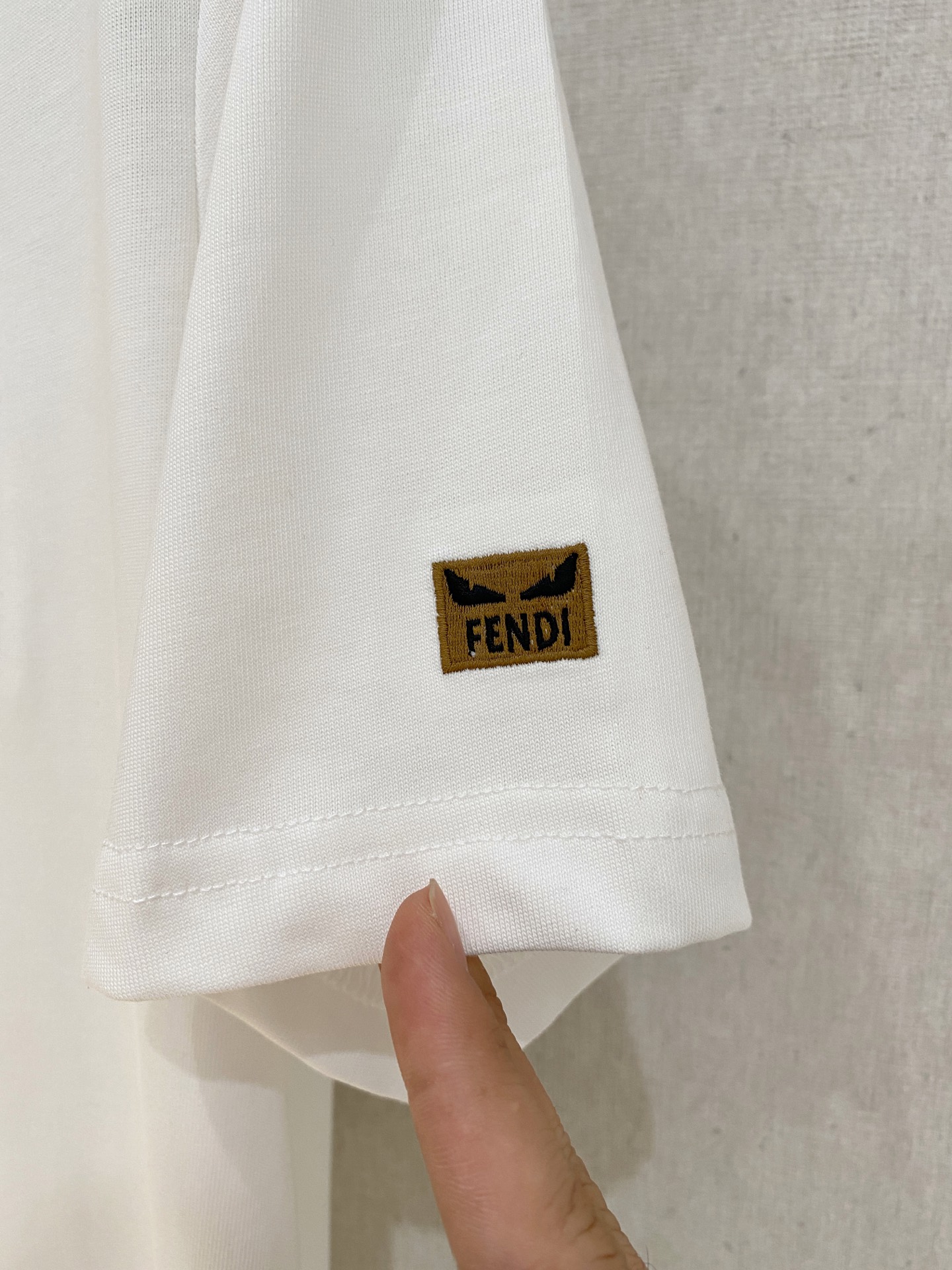 🌾退换# 芬*Fendi 春夏新款首发专柜最新款短袖圆领T恤 高端订制 设计前卫时尚！品牌logo重工艺