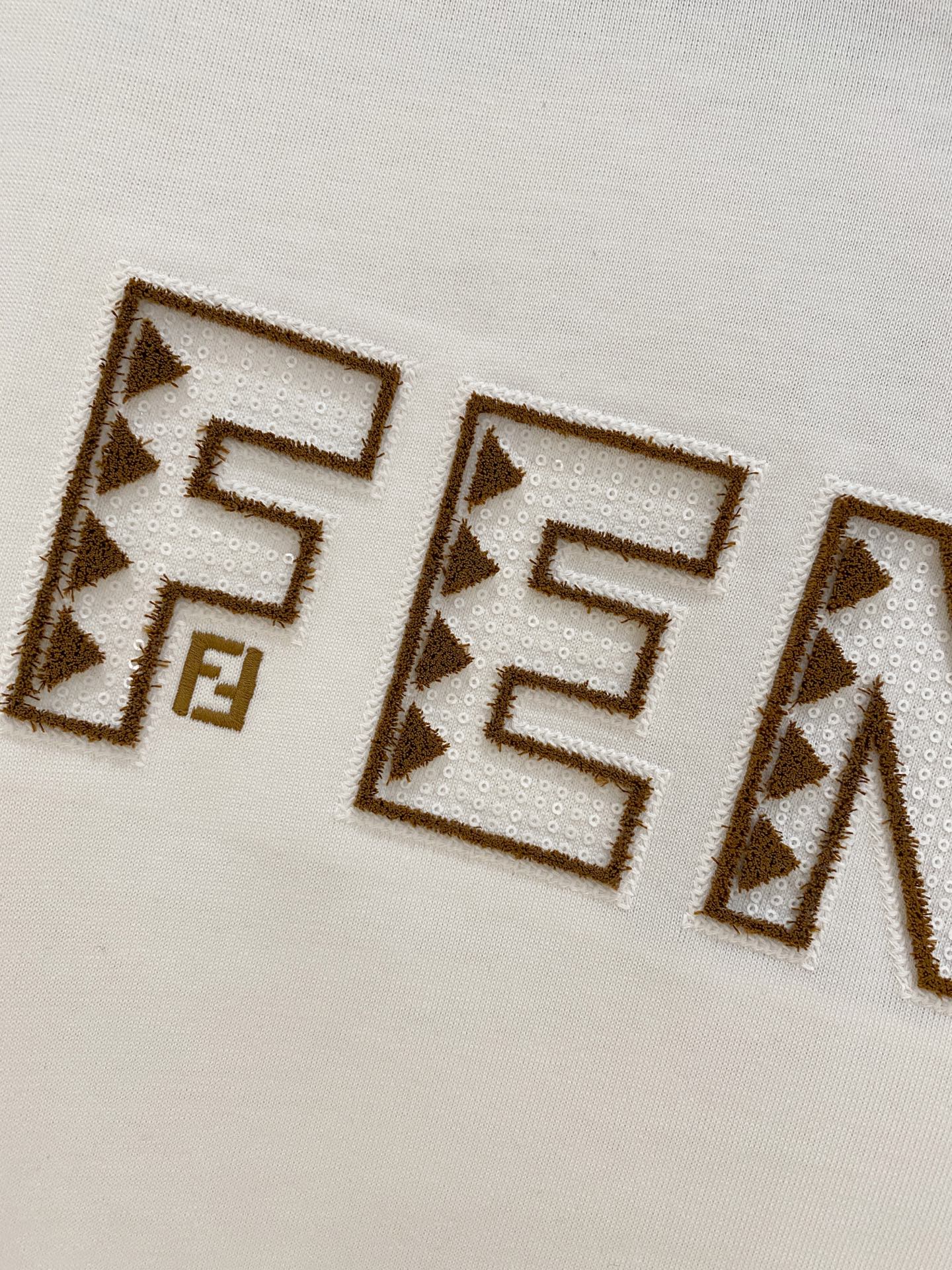 🌾退换# 芬*Fendi 春夏新款首发专柜最新款短袖圆领T恤 高端订制 设计前卫时尚！品牌logo重工艺