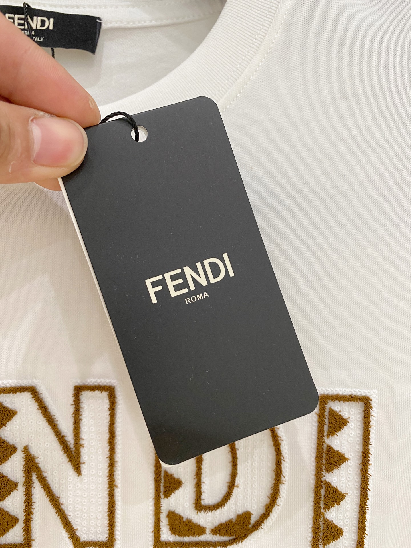 🌾退换# 芬*Fendi 春夏新款首发专柜最新款短袖圆领T恤 高端订制 设计前卫时尚！品牌logo重工艺