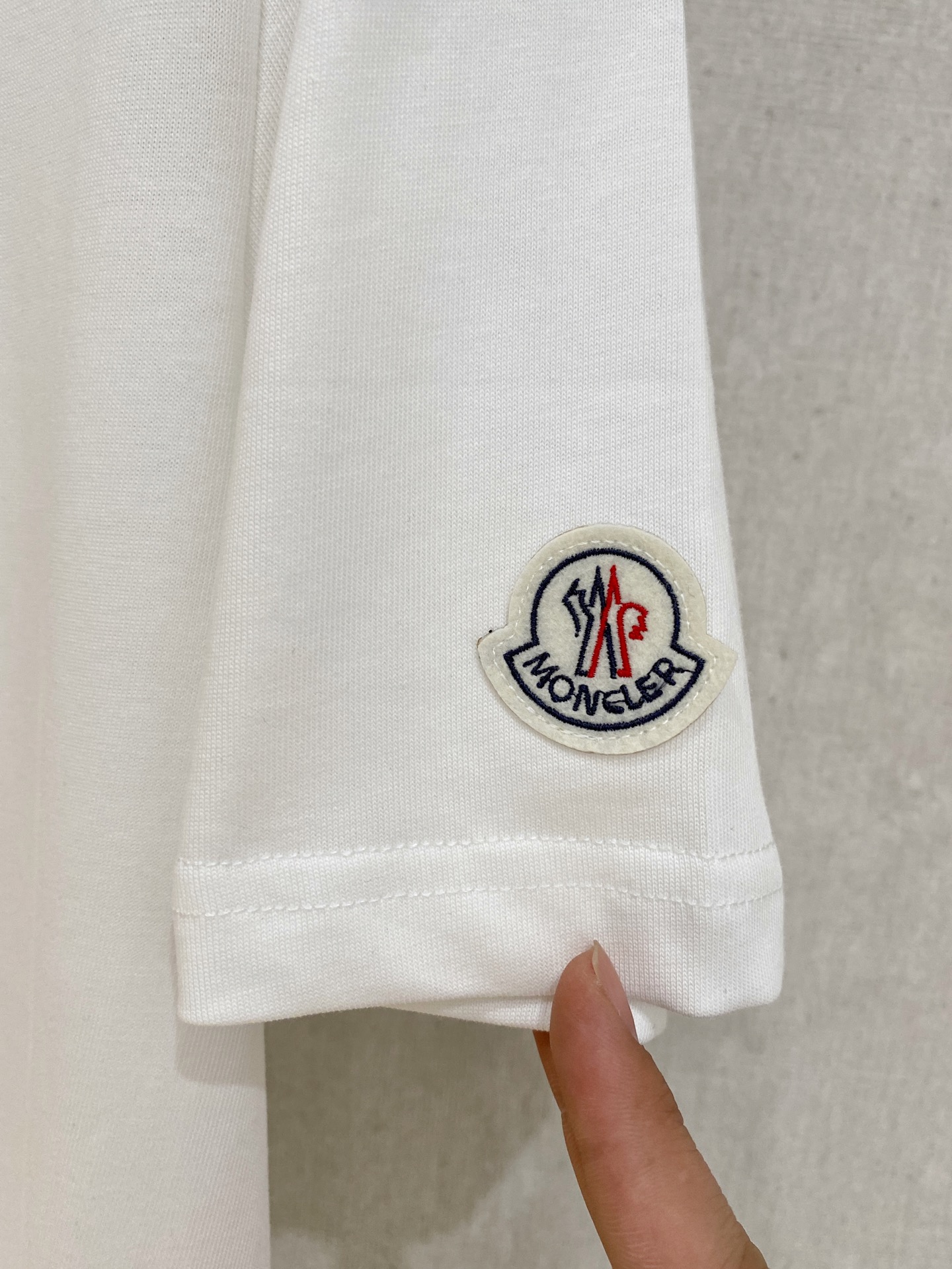 🌾退换# 蒙*Moncler 春夏新款首发专柜最新款短袖圆领T恤 高端订制 设计前卫时尚！品牌logo重