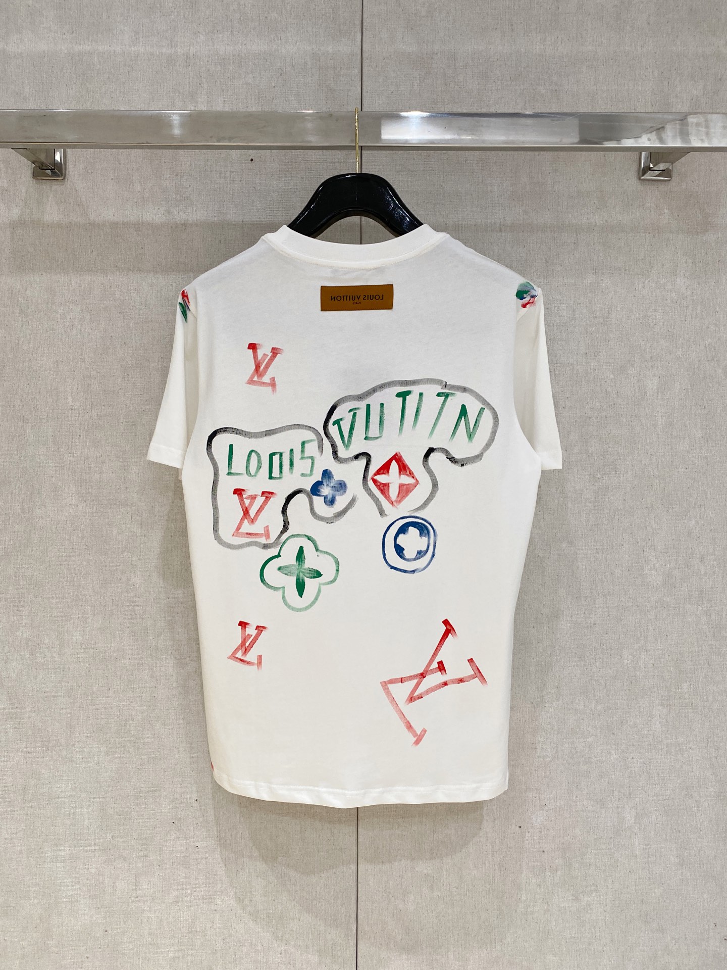 🌾退换# 路易威*LV 春夏新款首发专柜最新款短袖圆领T恤 手绘工艺 高端订制 设计前卫时尚！品牌log