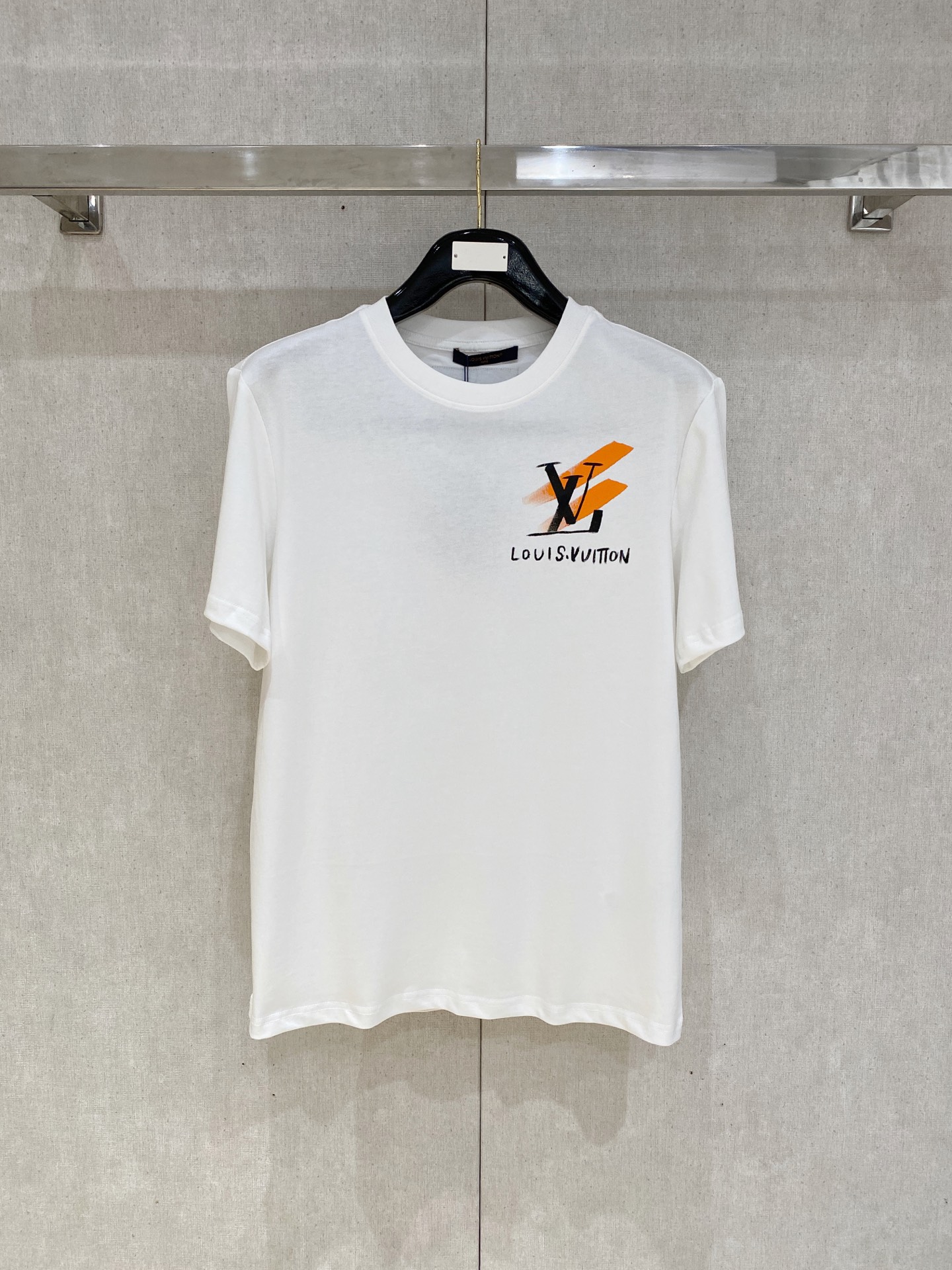 🌾退换# 路易威*LV 春夏新款首发专柜最新款短袖圆领T恤 手绘工艺 高端订制 设计前卫时尚！品牌log